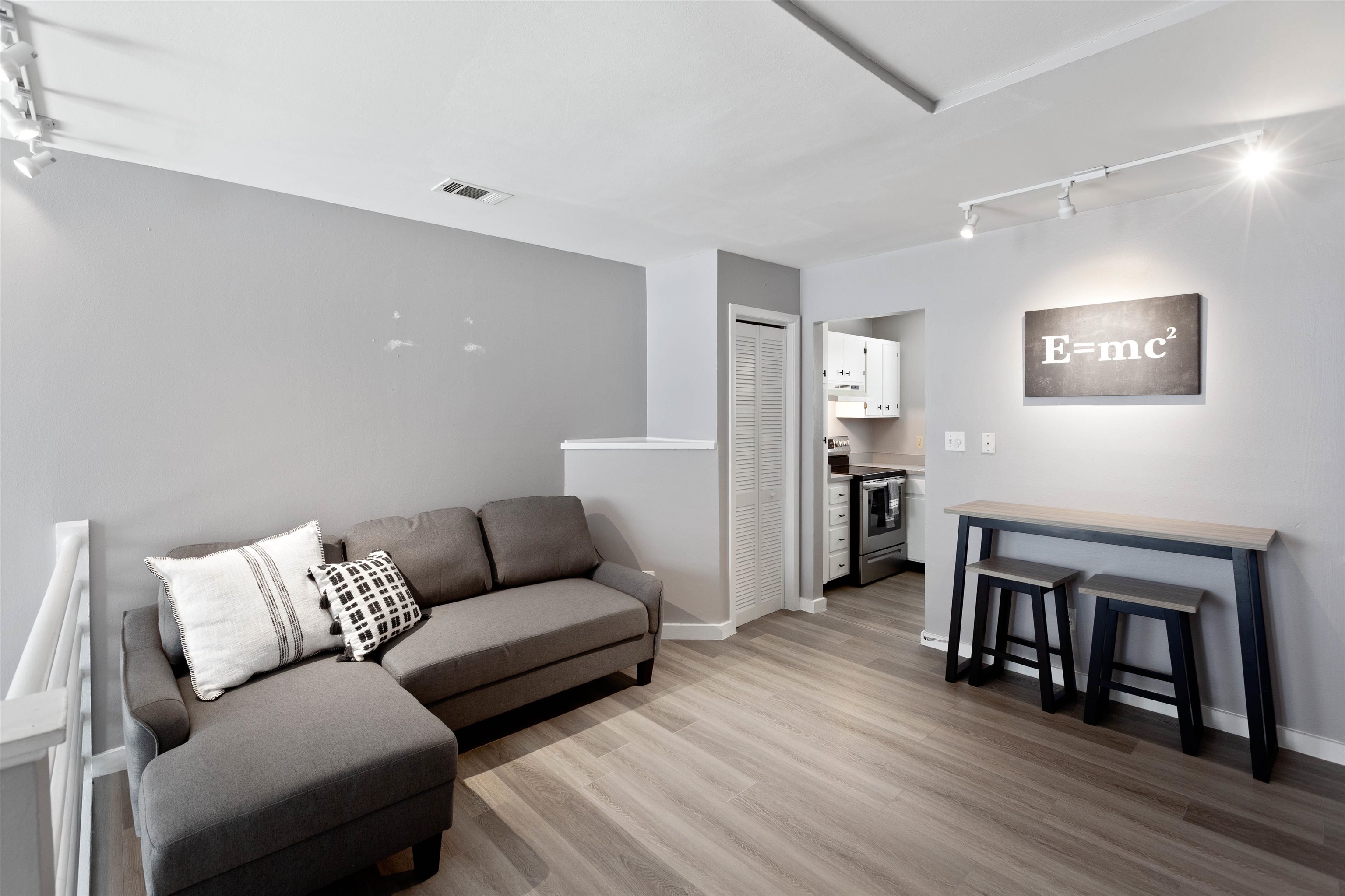 815 W PENSACOLA Street