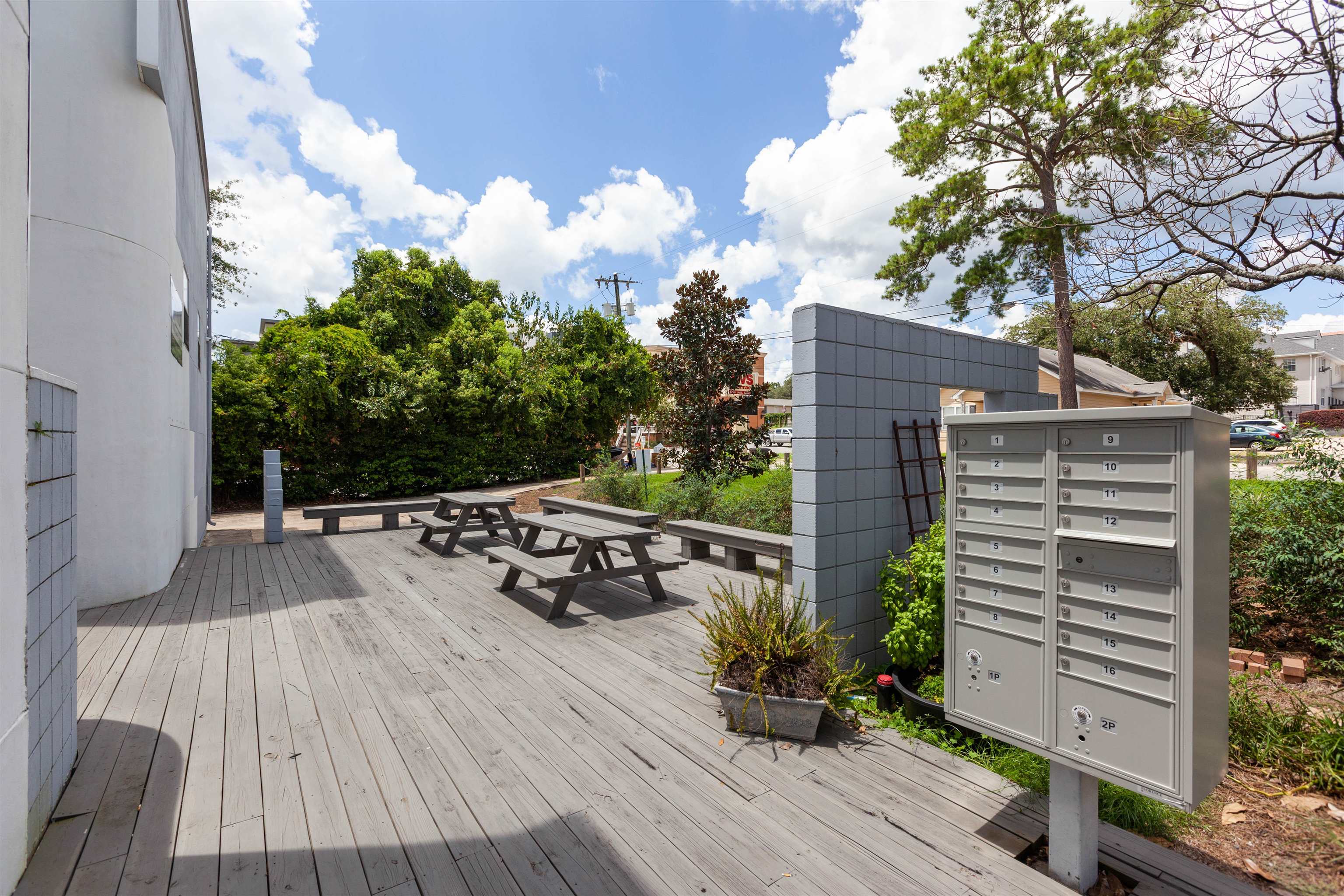 815 W PENSACOLA Street