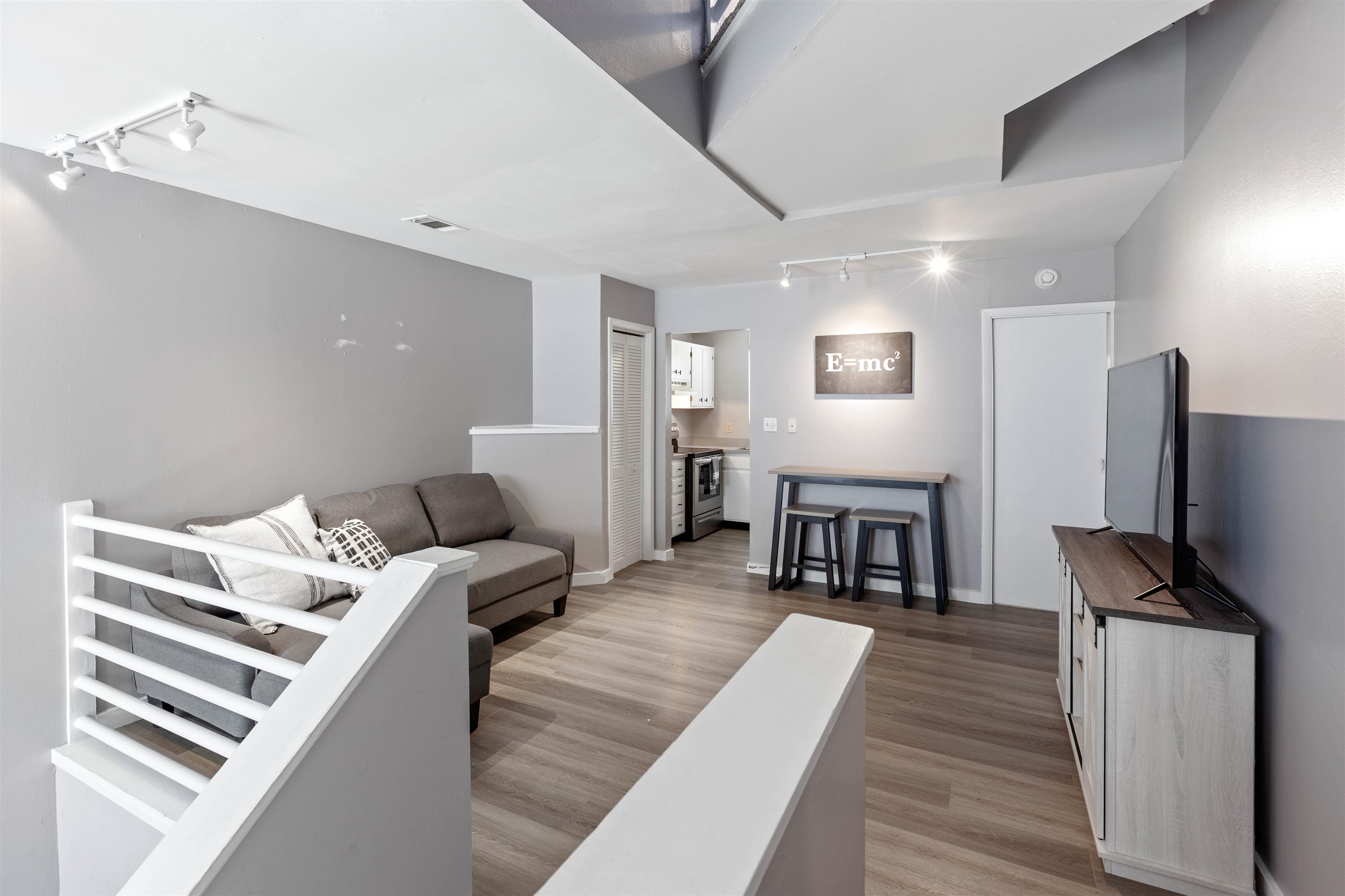 815 W PENSACOLA Street