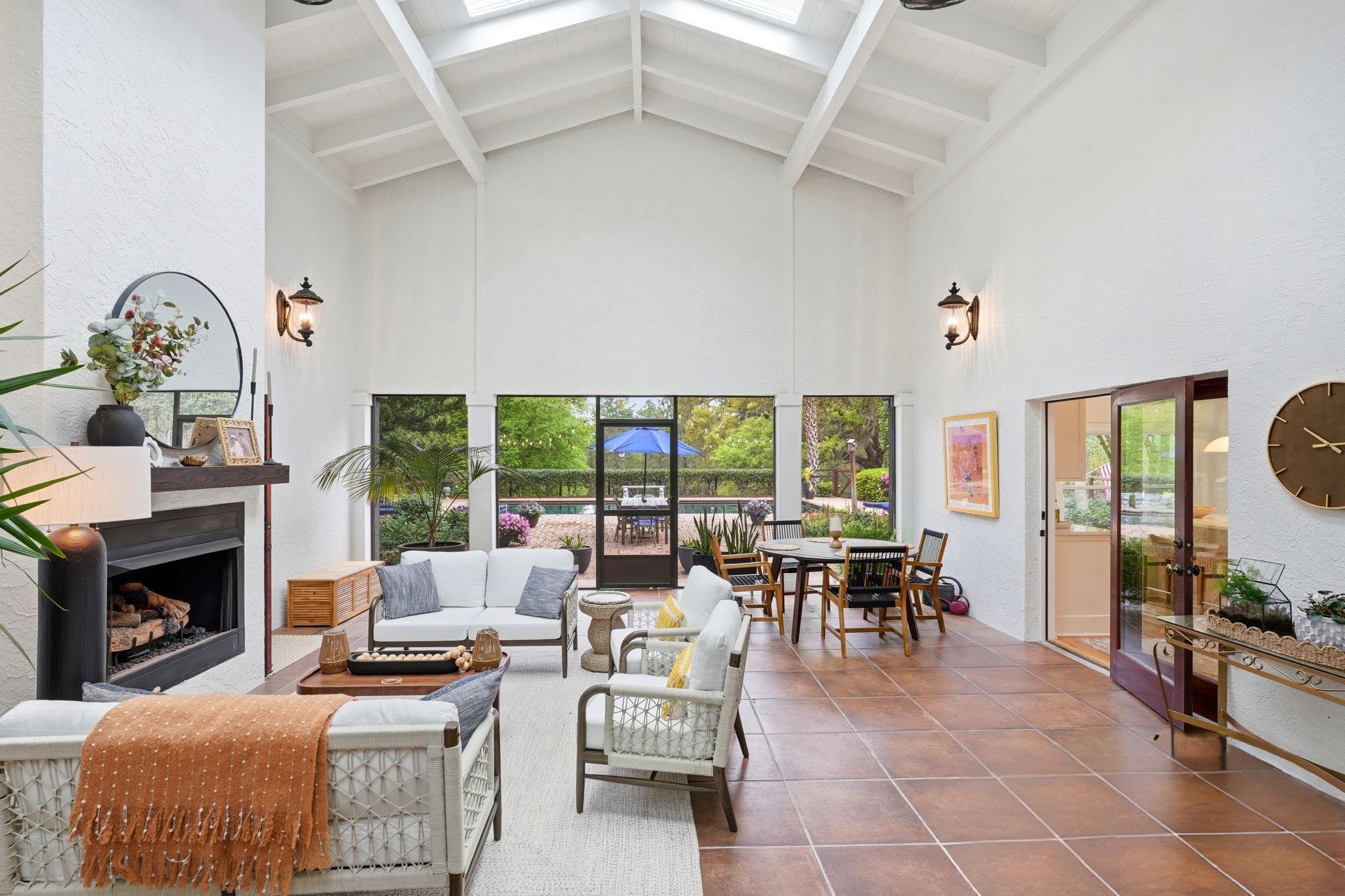 3409 LAKESHORE Drive