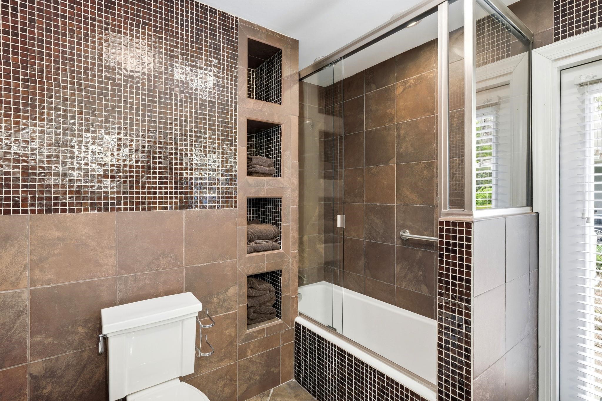 3409 LAKESHORE Drive