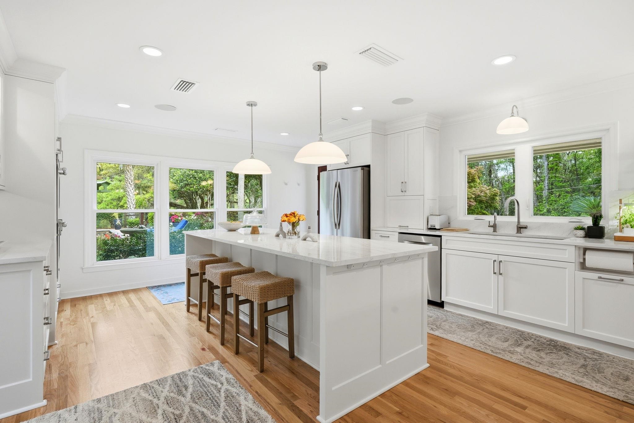 3409 LAKESHORE Drive