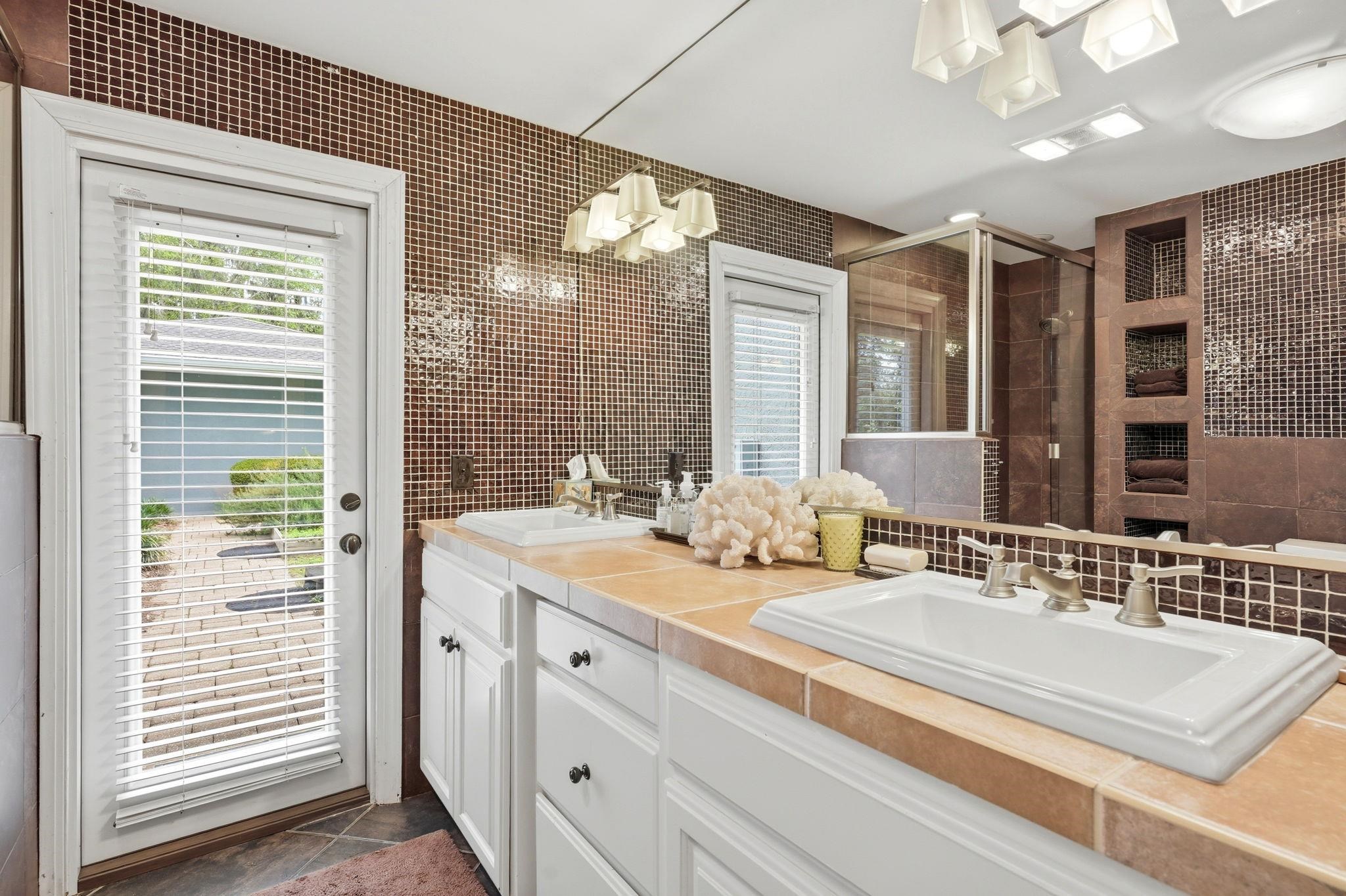 3409 LAKESHORE Drive