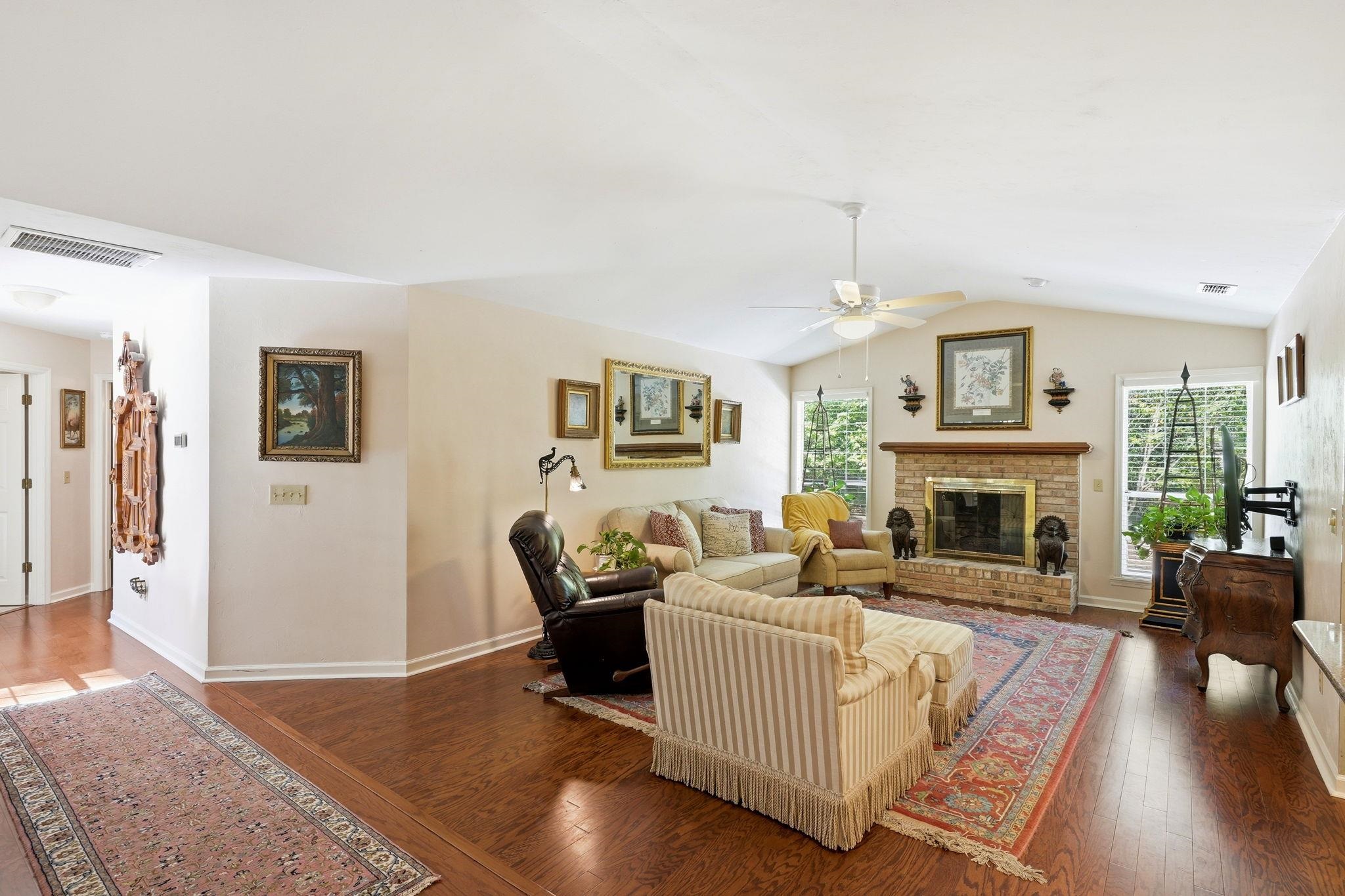 3549 LAKESHORE Drive