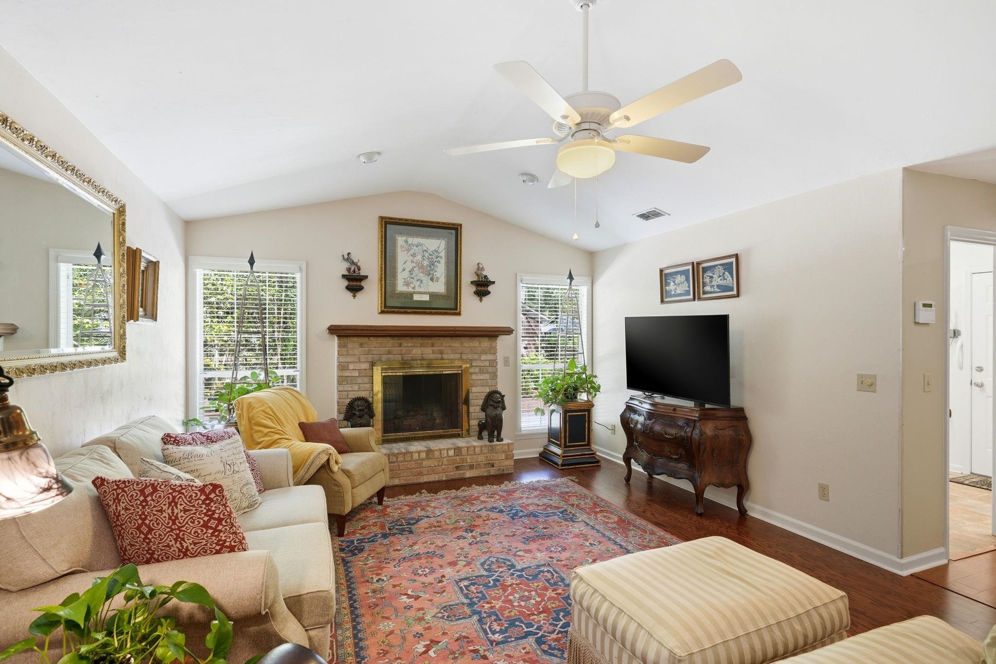 3549 LAKESHORE Drive