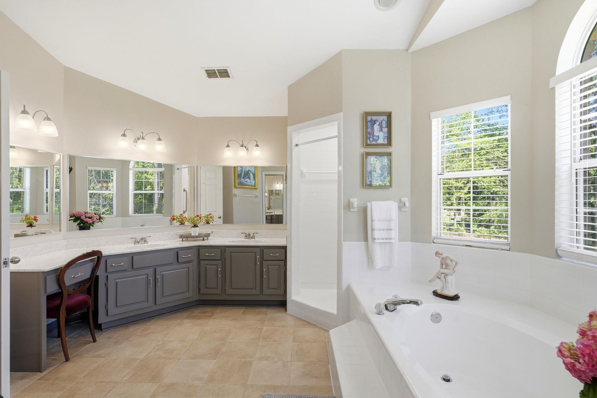 3549 LAKESHORE Drive