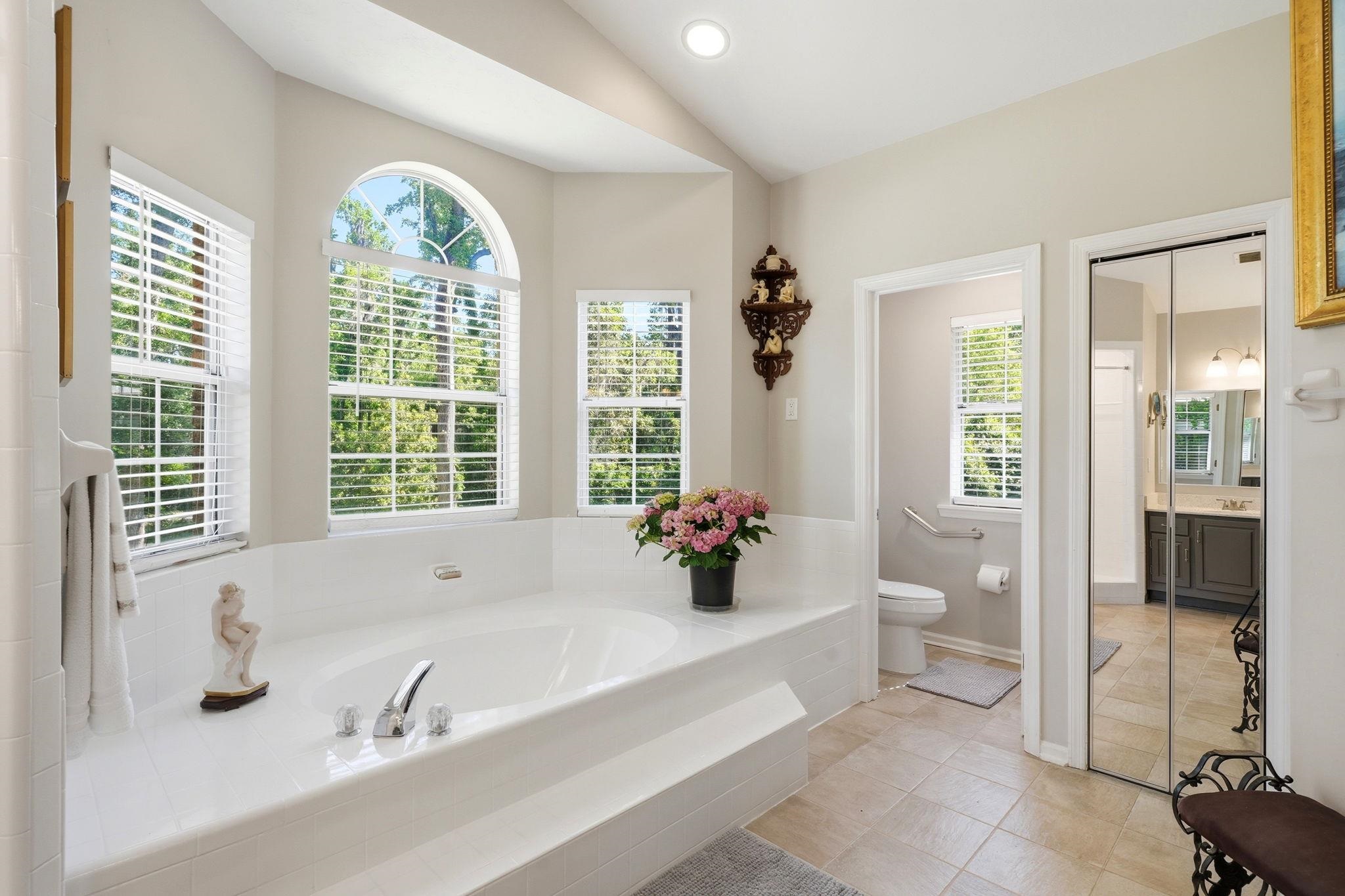 3549 LAKESHORE Drive