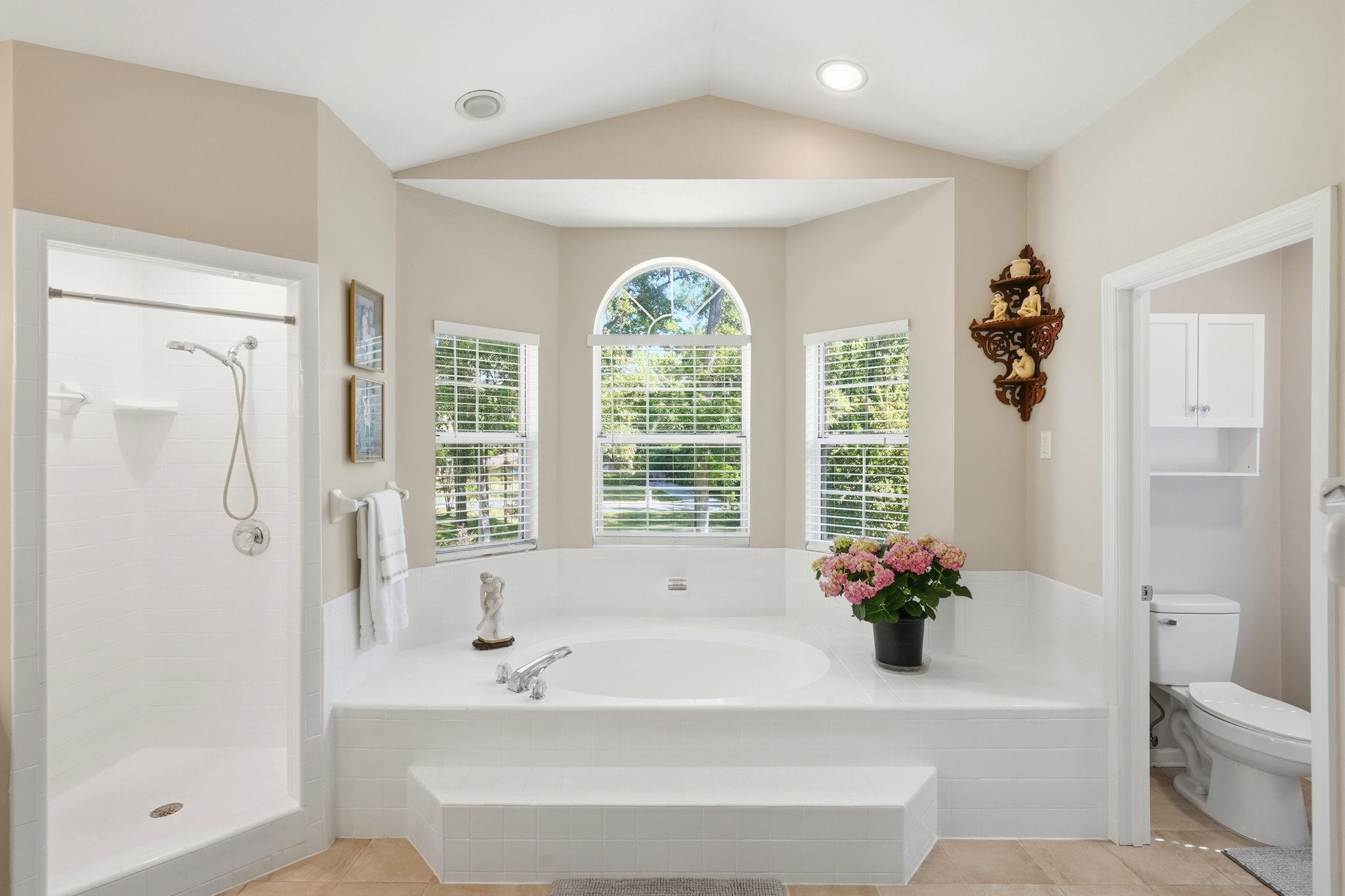 3549 LAKESHORE Drive