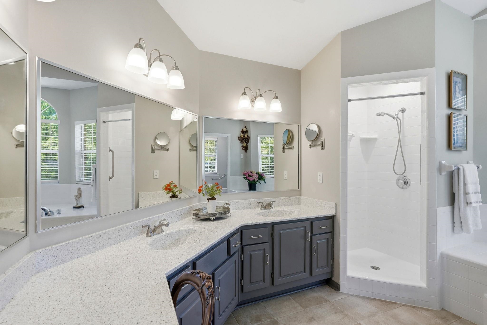 3549 LAKESHORE Drive