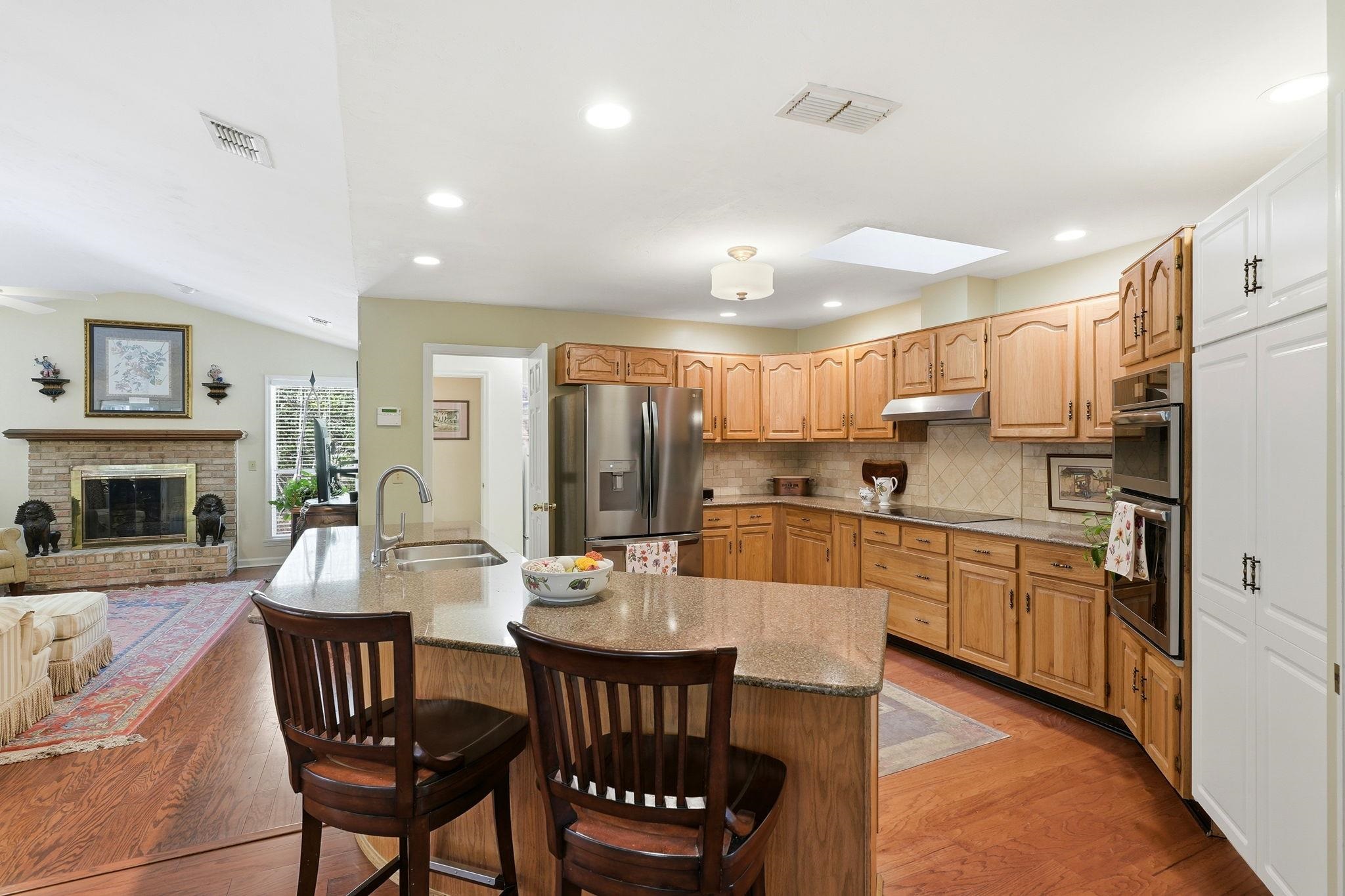 3549 LAKESHORE Drive