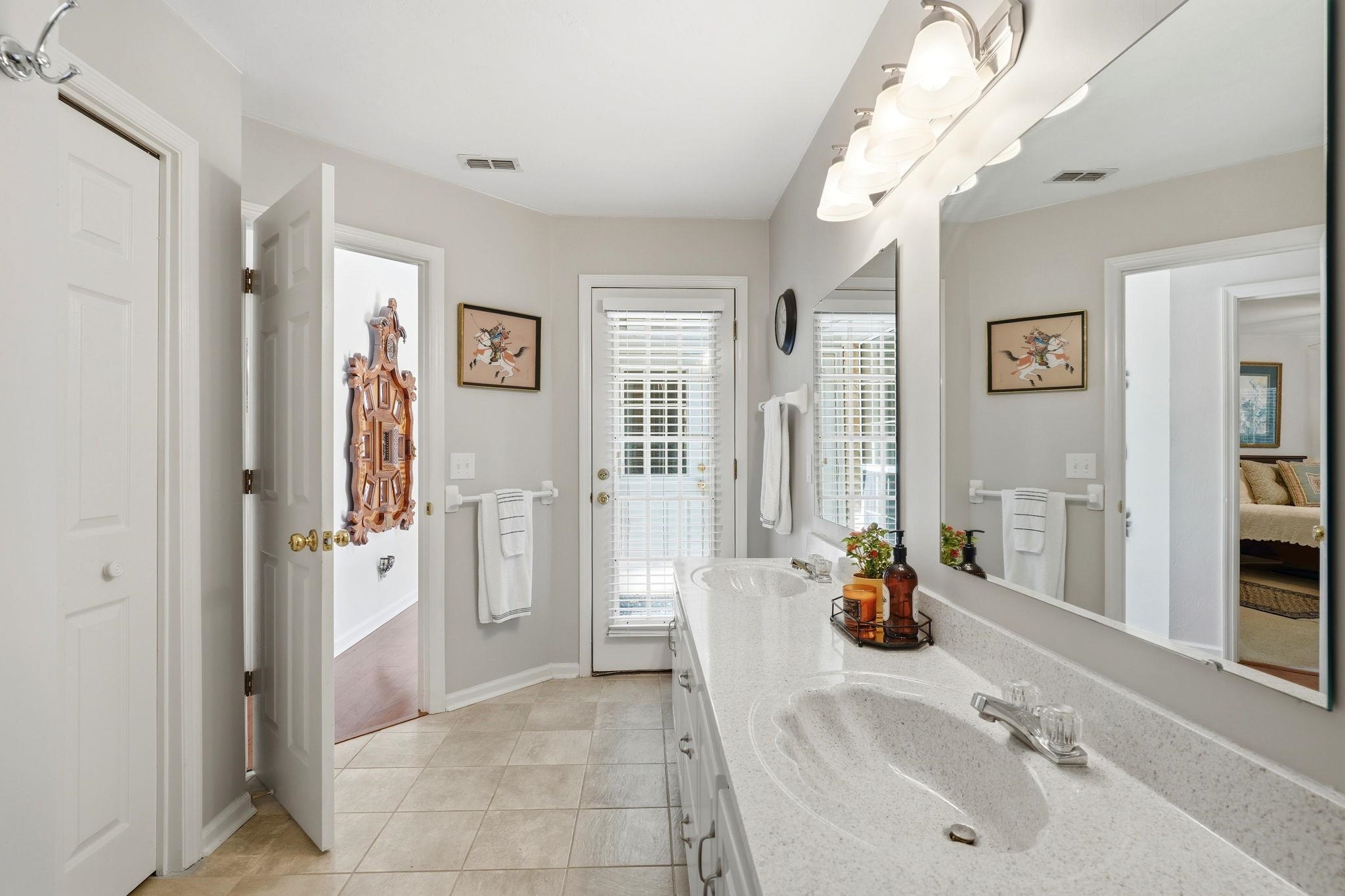 3549 LAKESHORE Drive