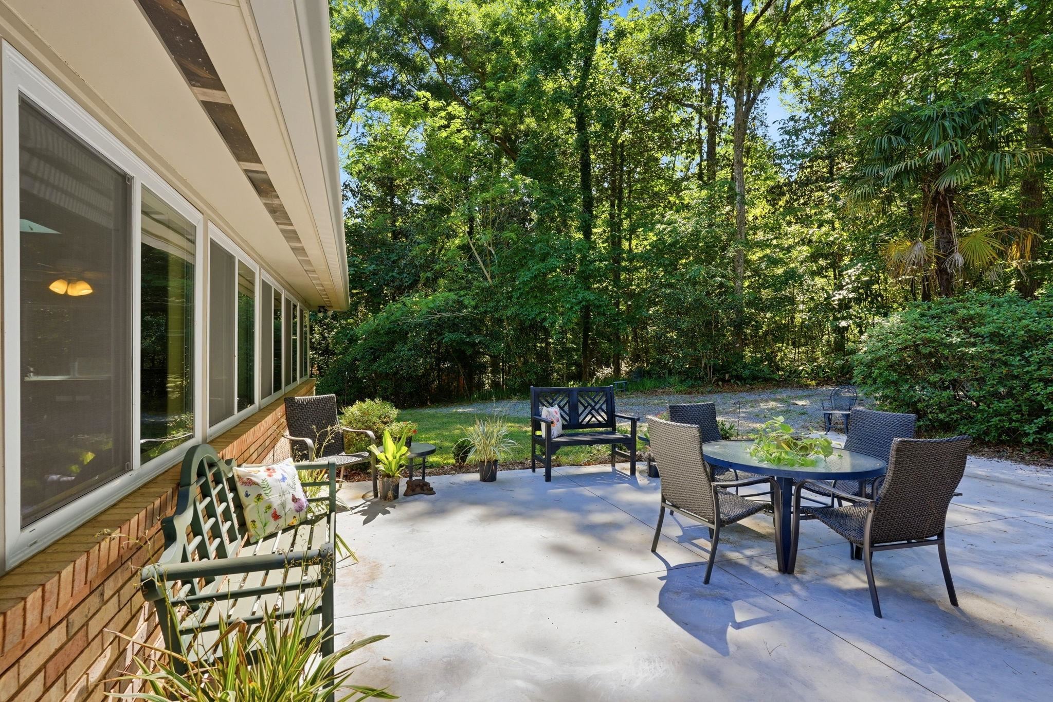 3549 LAKESHORE Drive