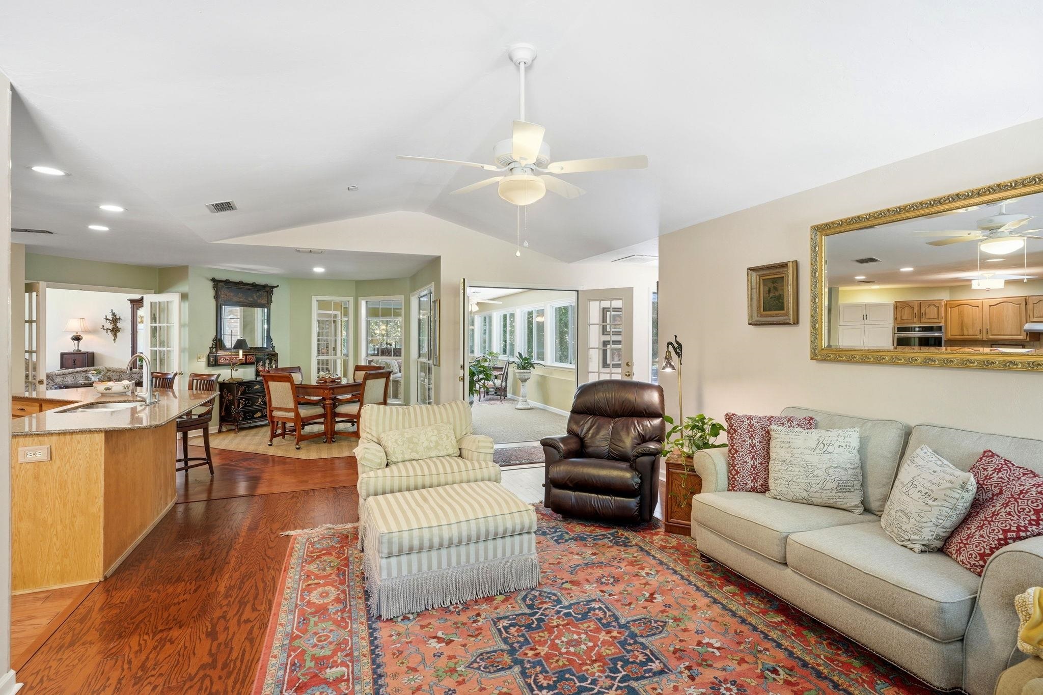 3549 LAKESHORE Drive