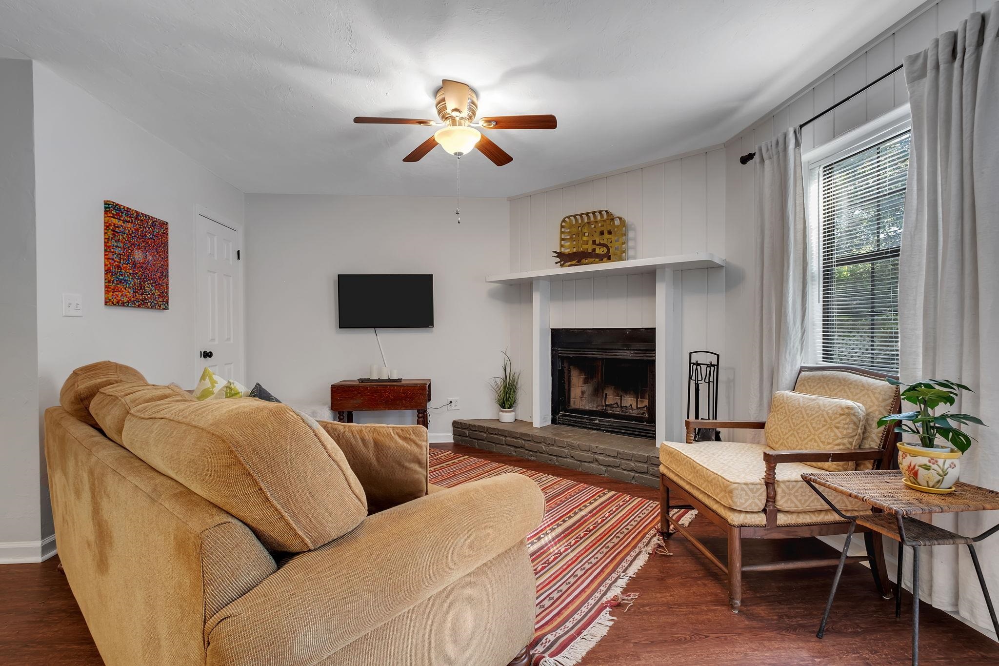 1828 Fernando Lane