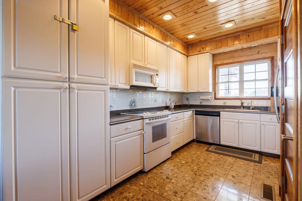 588 River Road