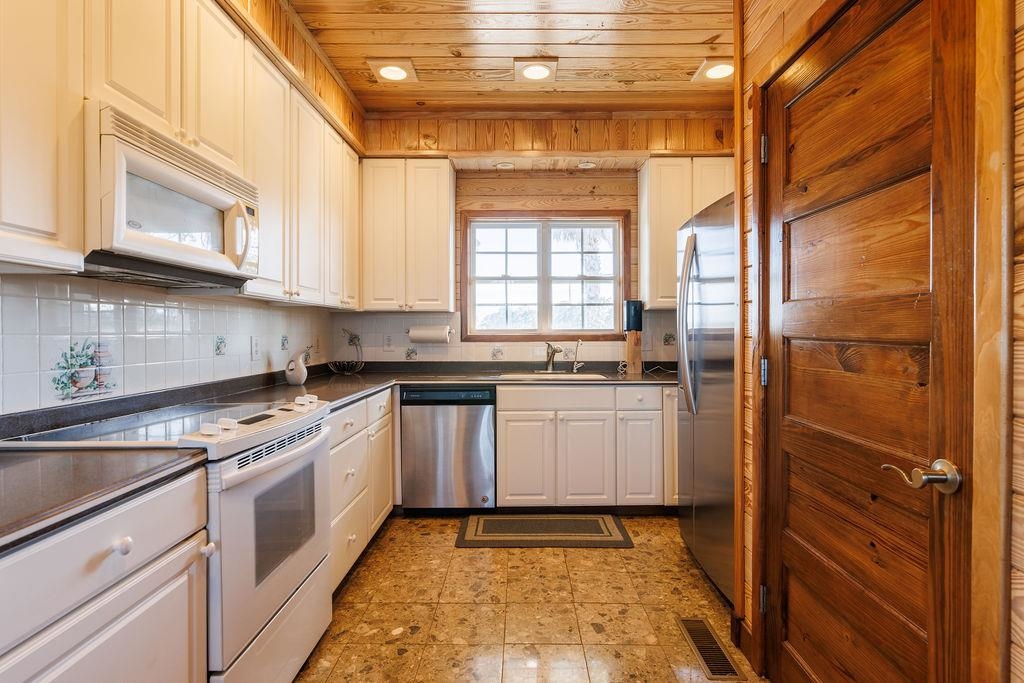 588 River Road