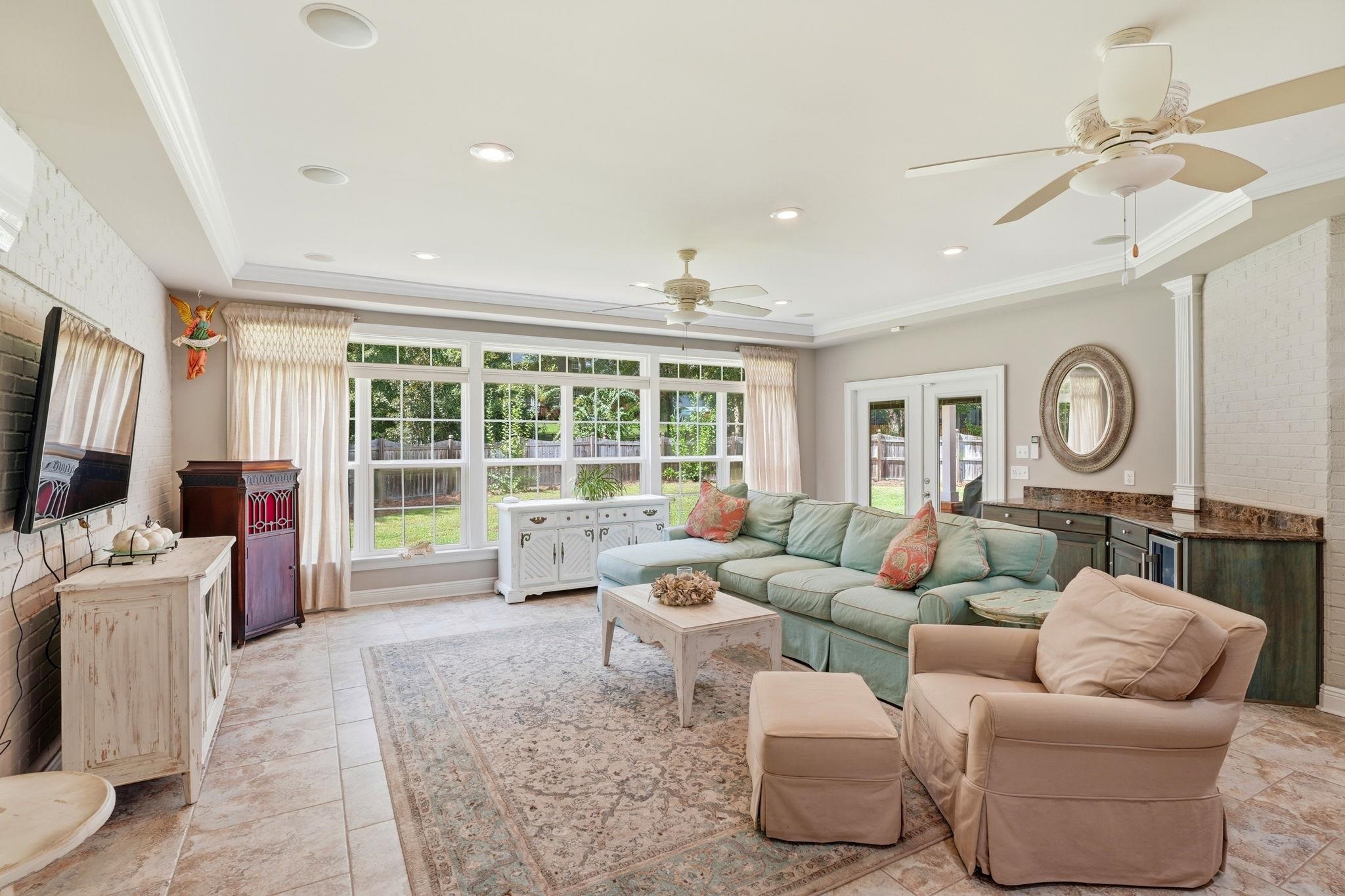8144 GLENMORE Drive