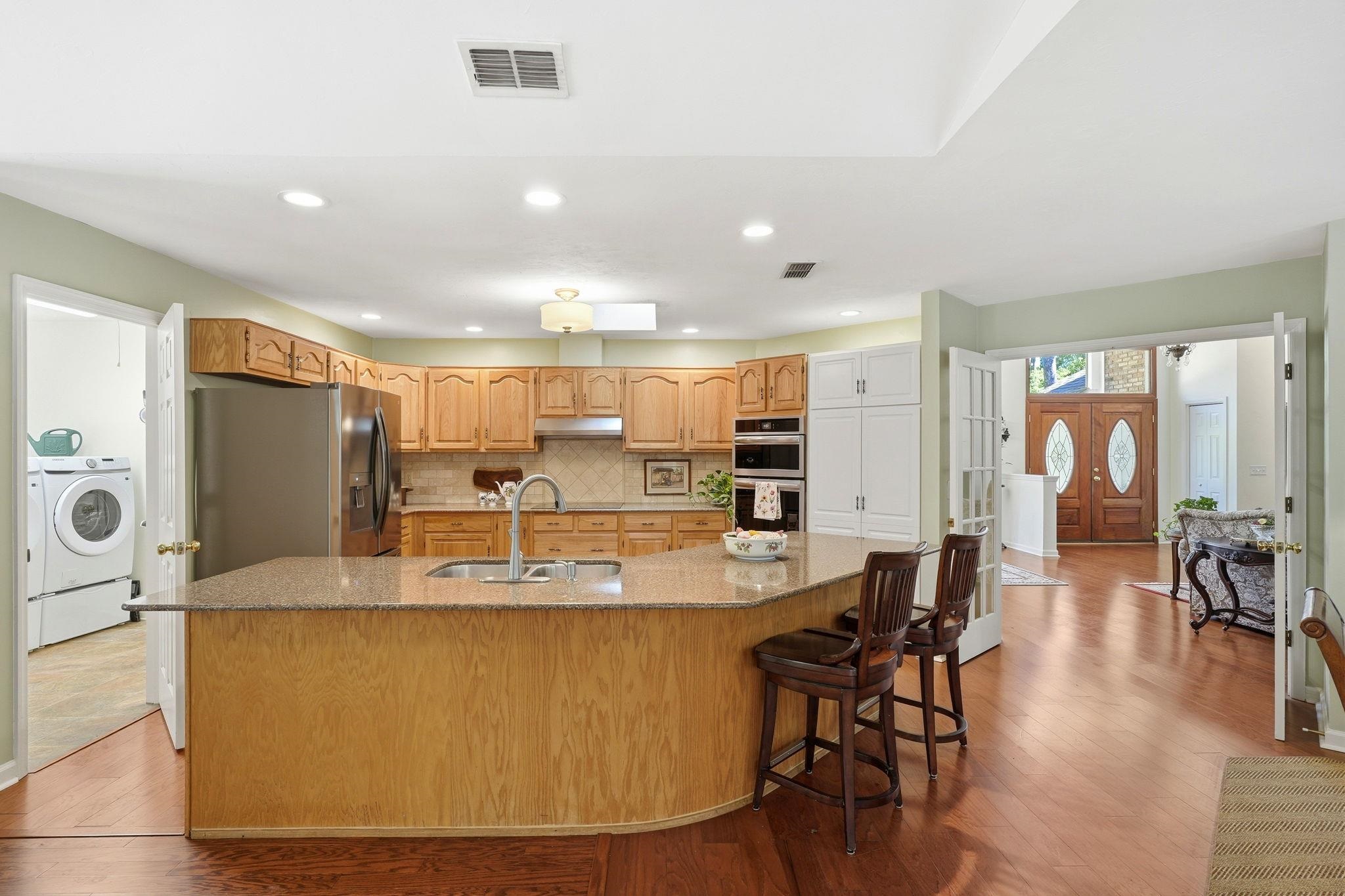 3549 LAKESHORE Drive