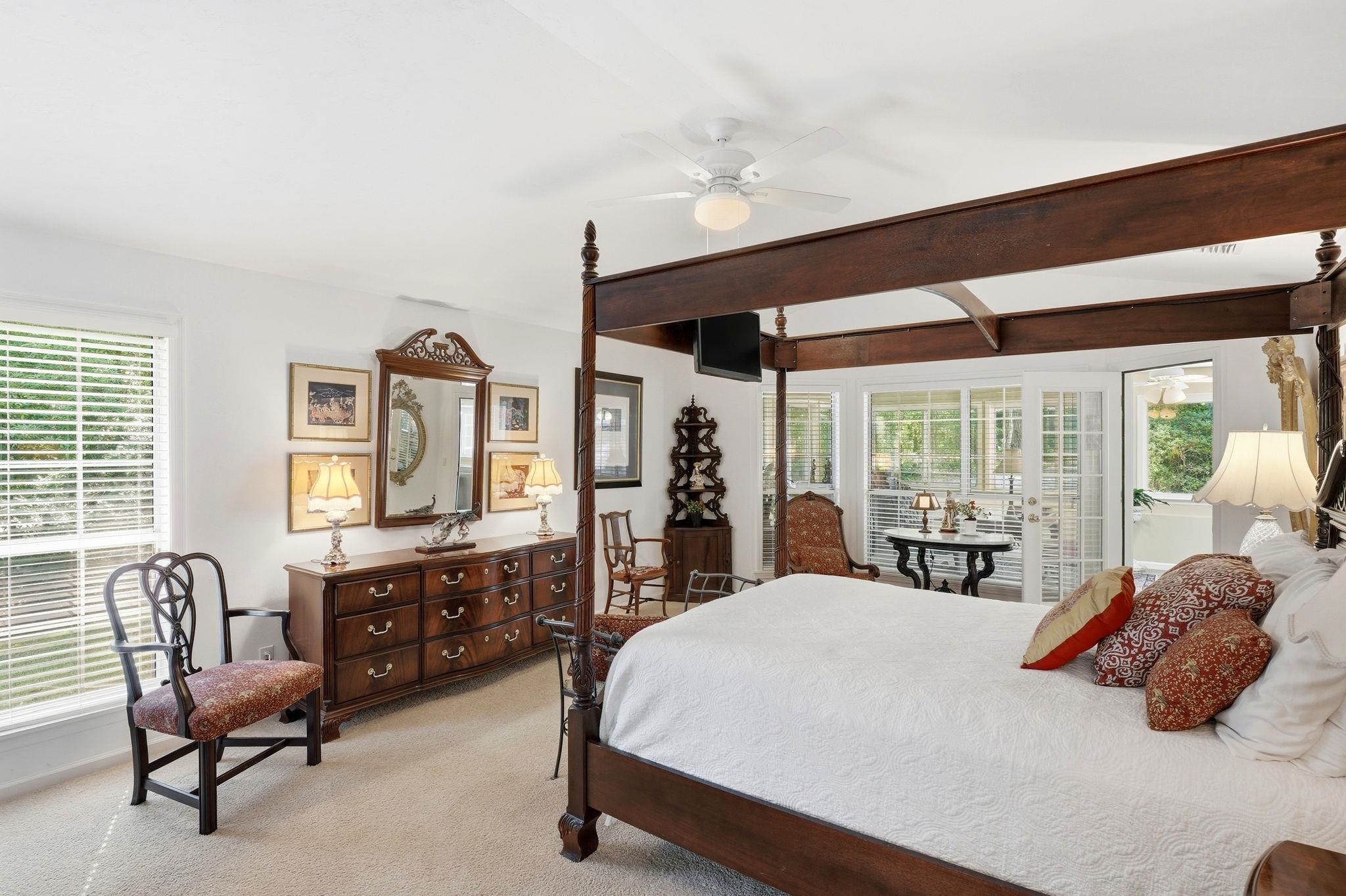 3549 LAKESHORE Drive