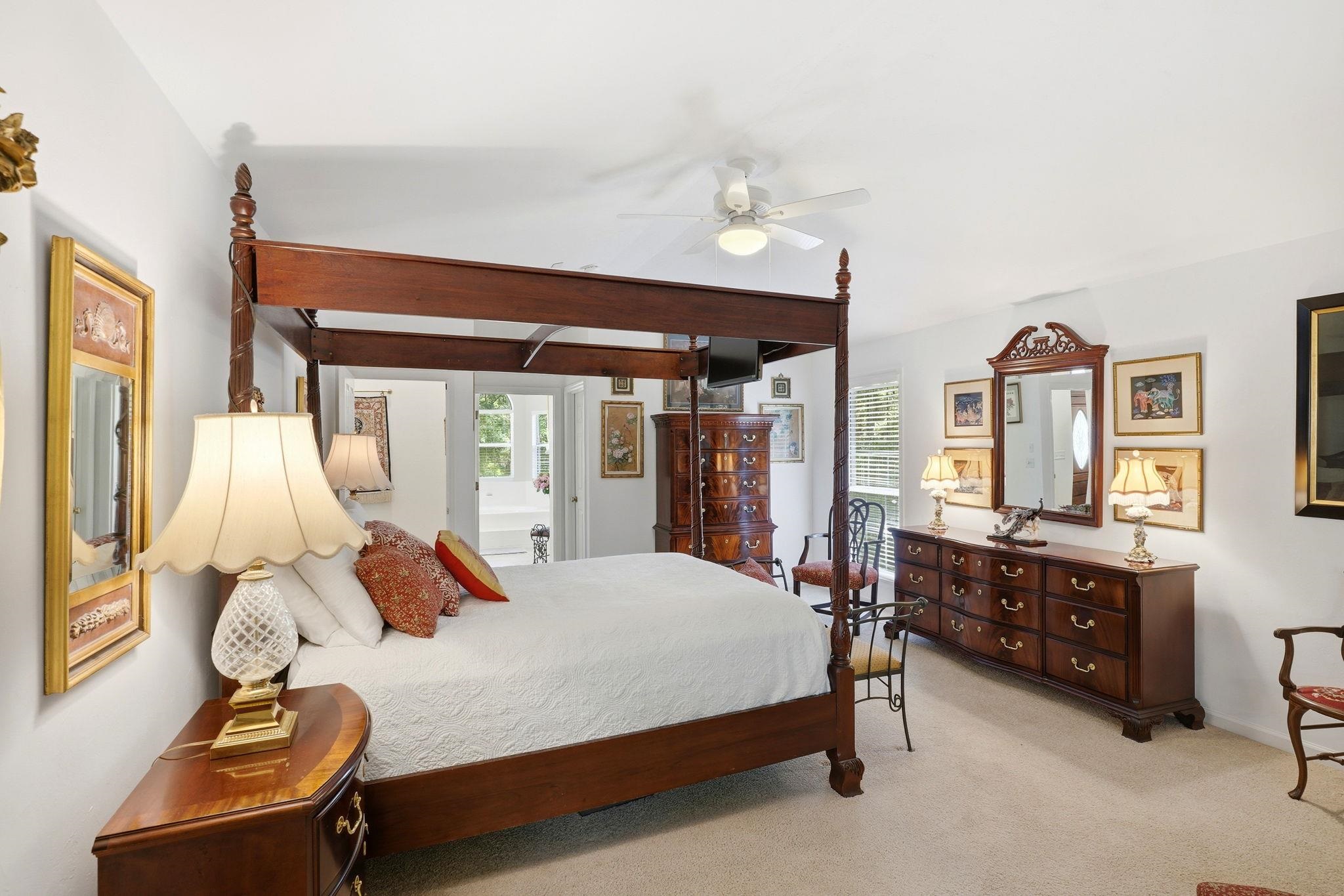 3549 LAKESHORE Drive