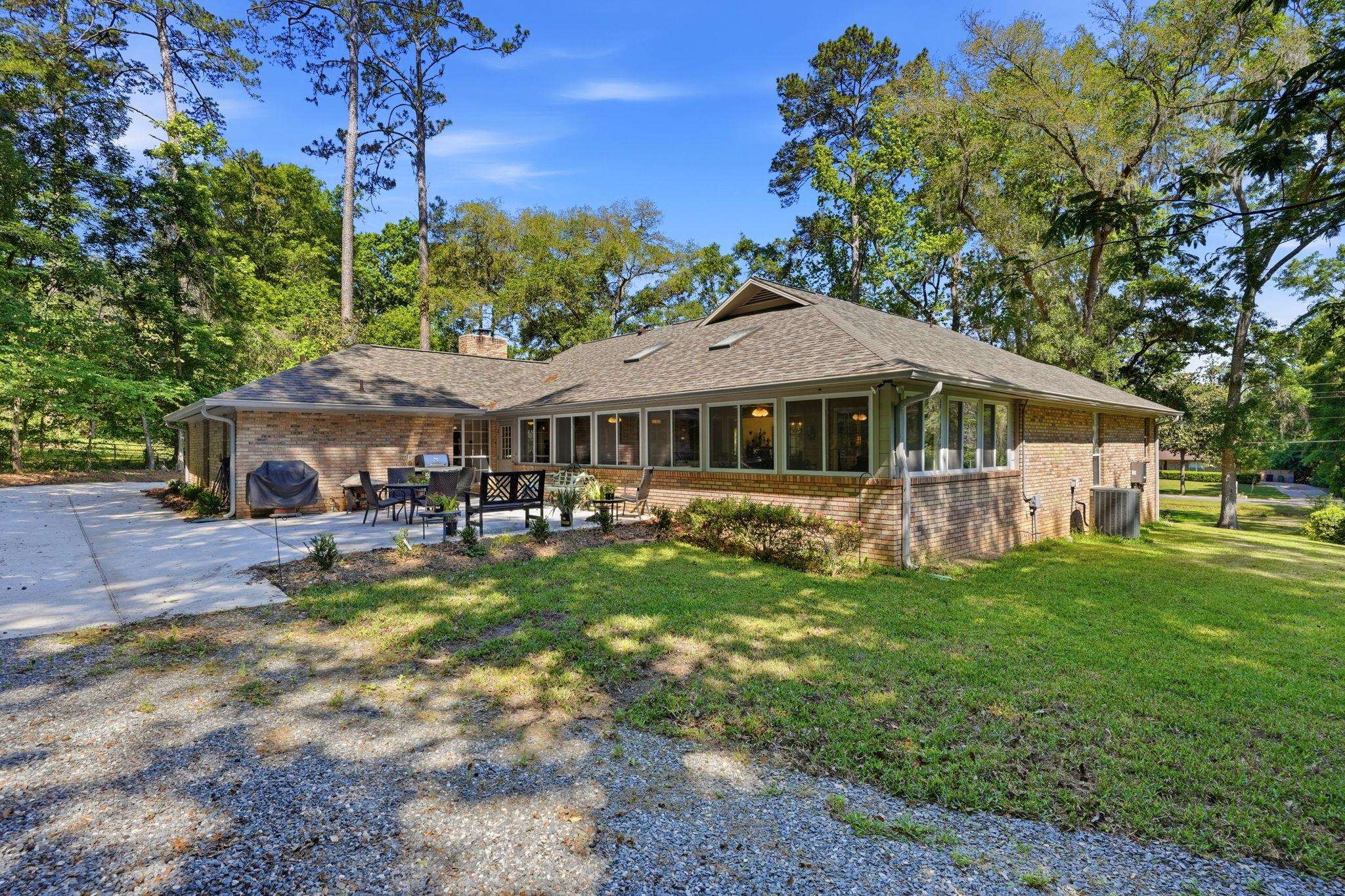 3549 LAKESHORE Drive