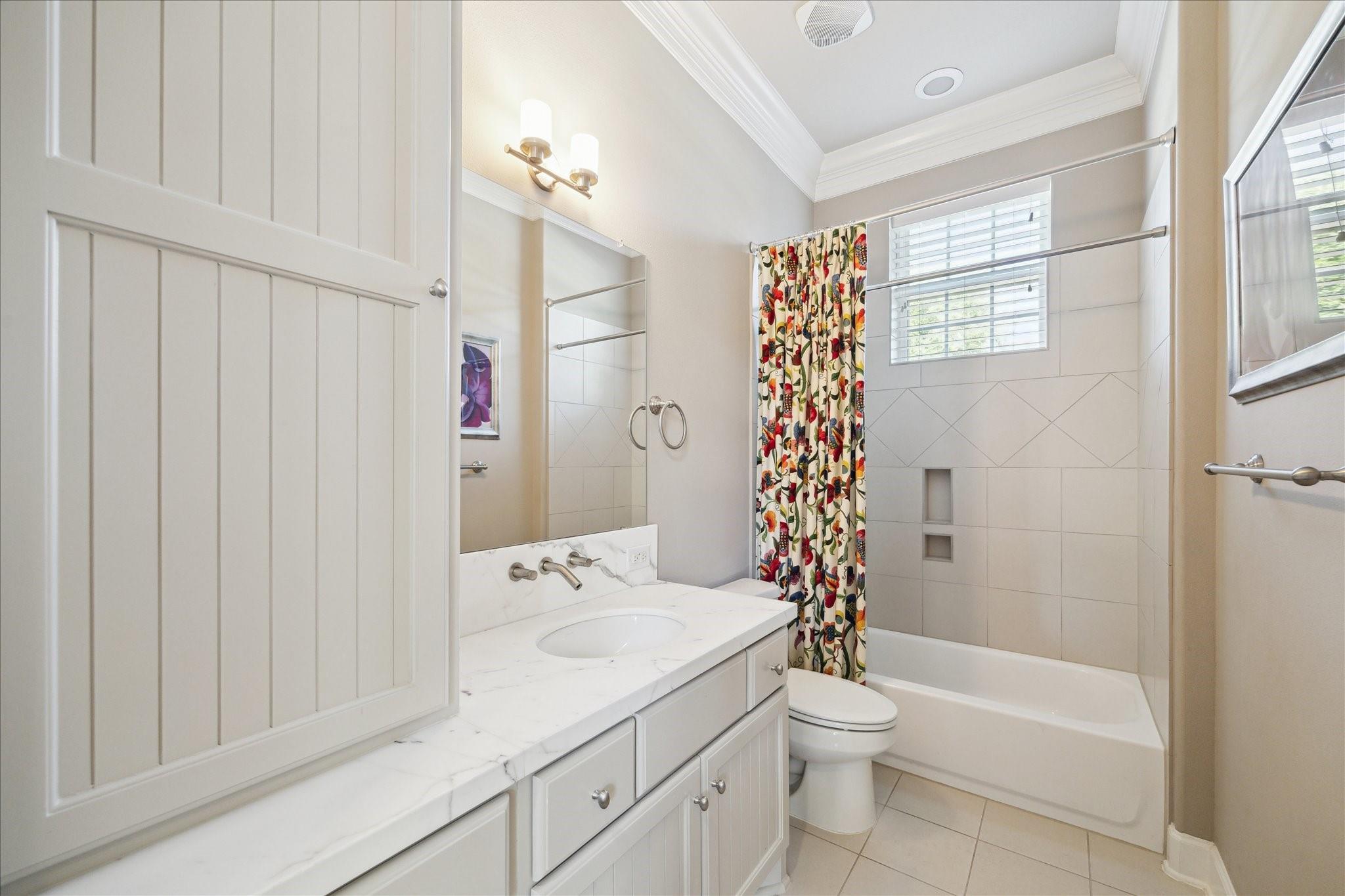 1202 Meadowlark Lane, Sugar Land