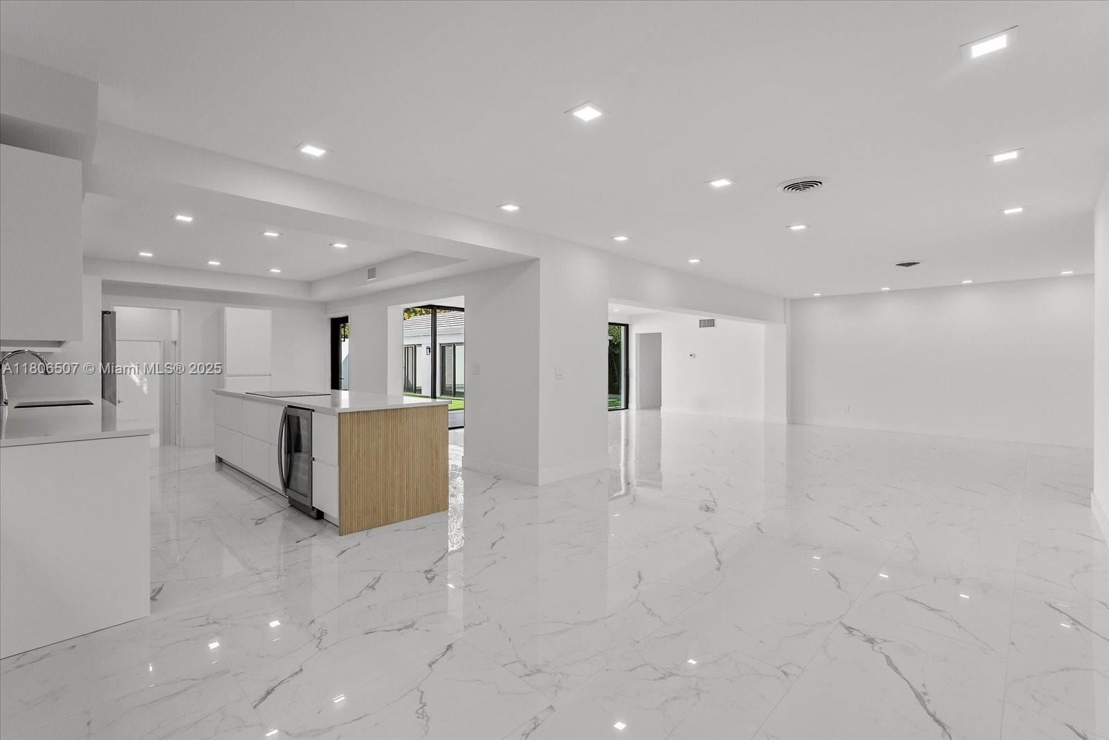 112 E 1st Ct