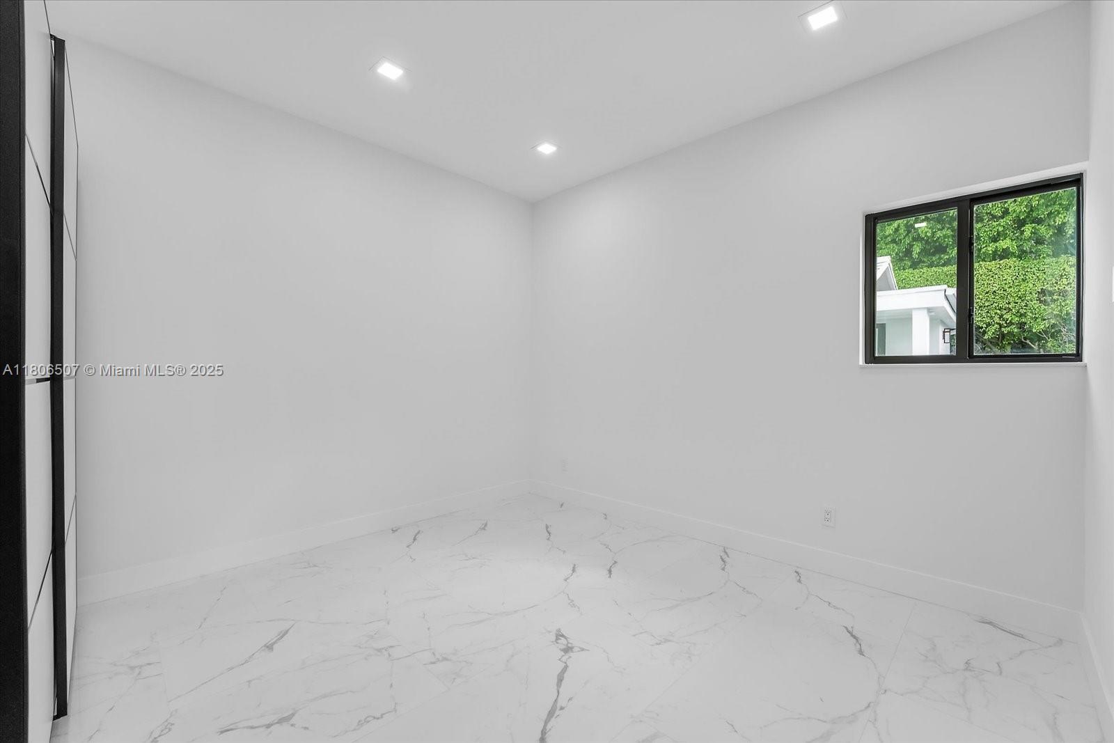 112 E 1st Ct