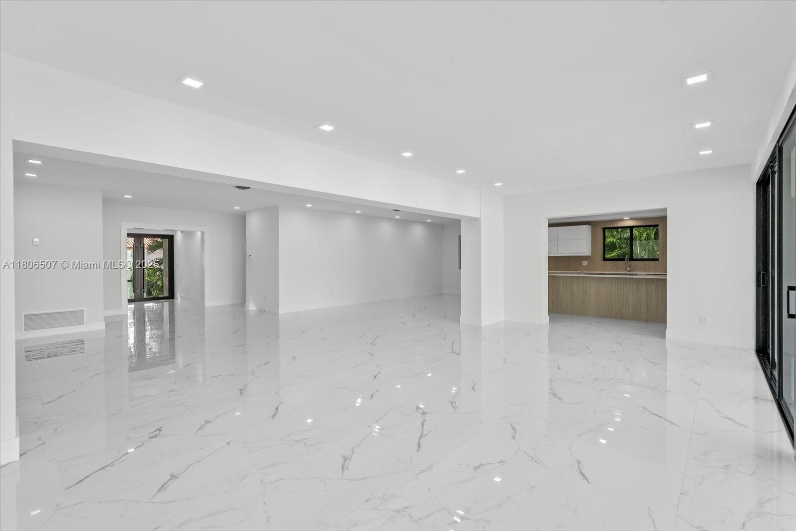 112 E 1st Ct