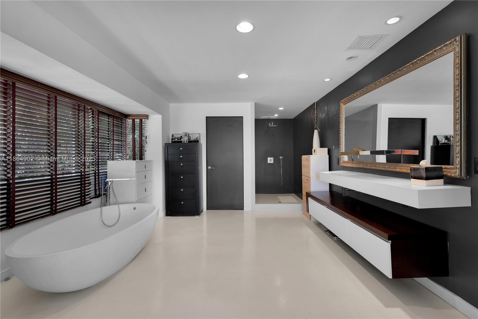 1111 N Venetian Dr