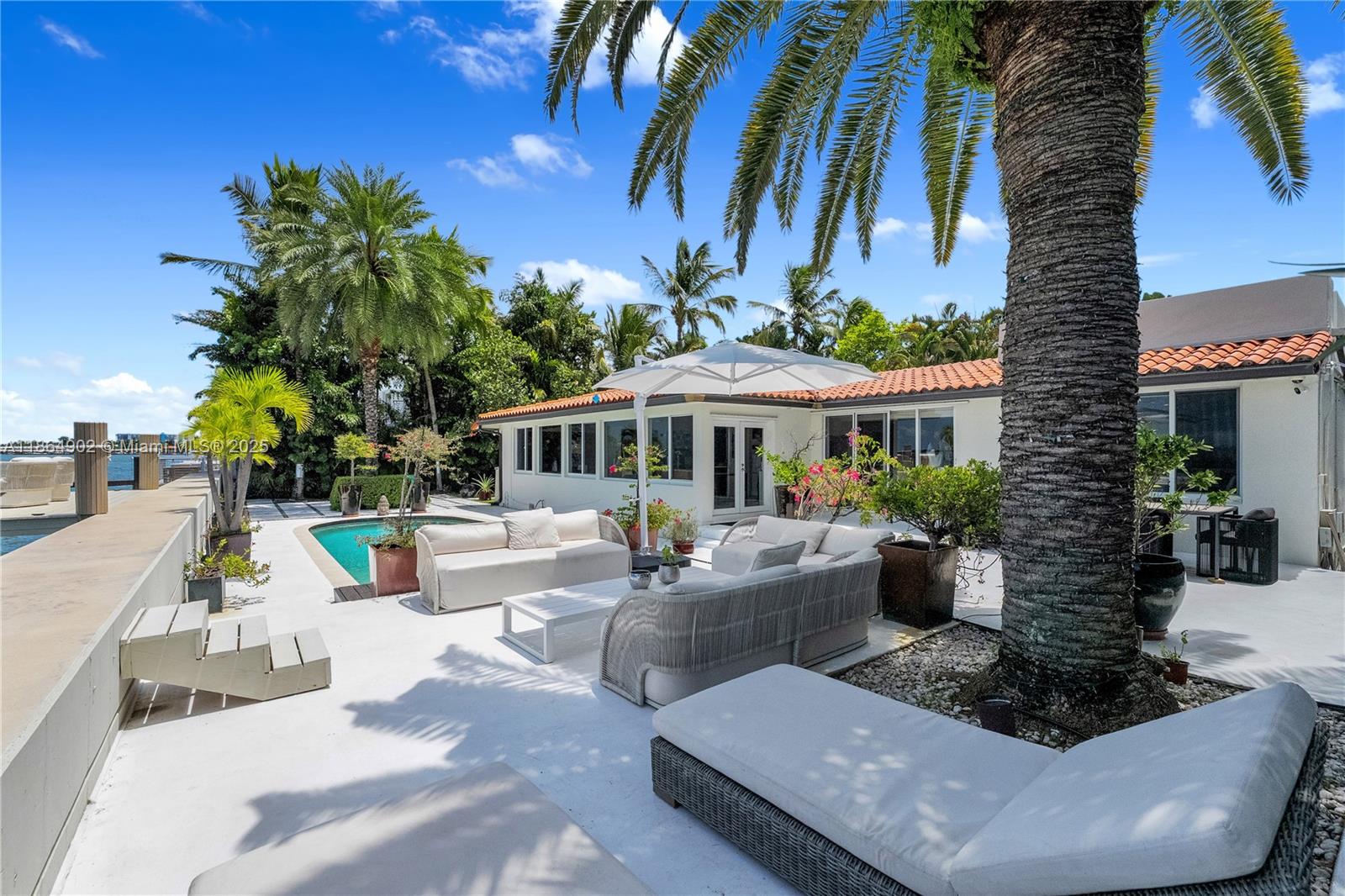 1111 N Venetian Dr