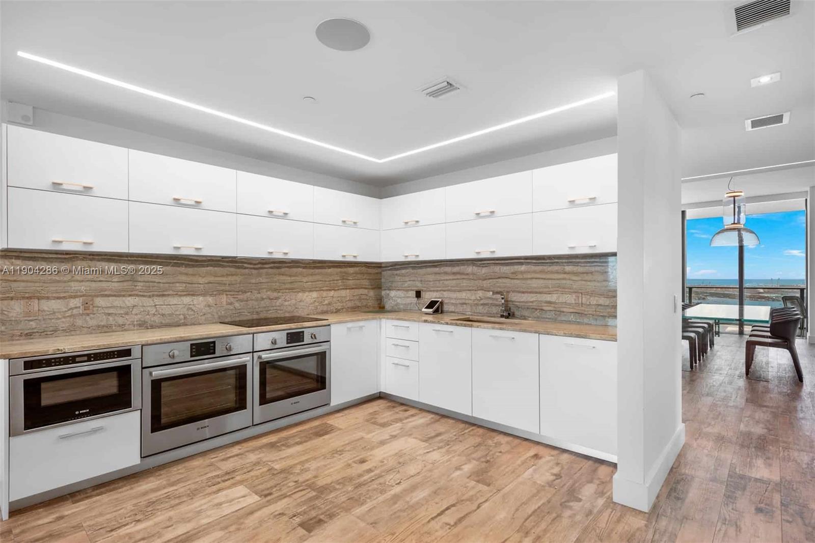 650 NE 32nd St Unit: PH5201