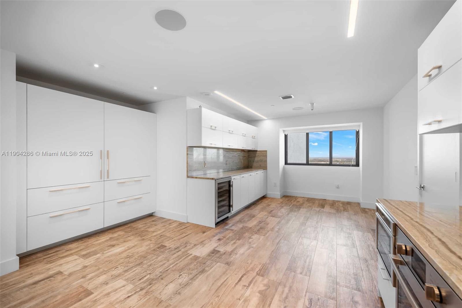 650 NE 32nd St Unit: PH5201