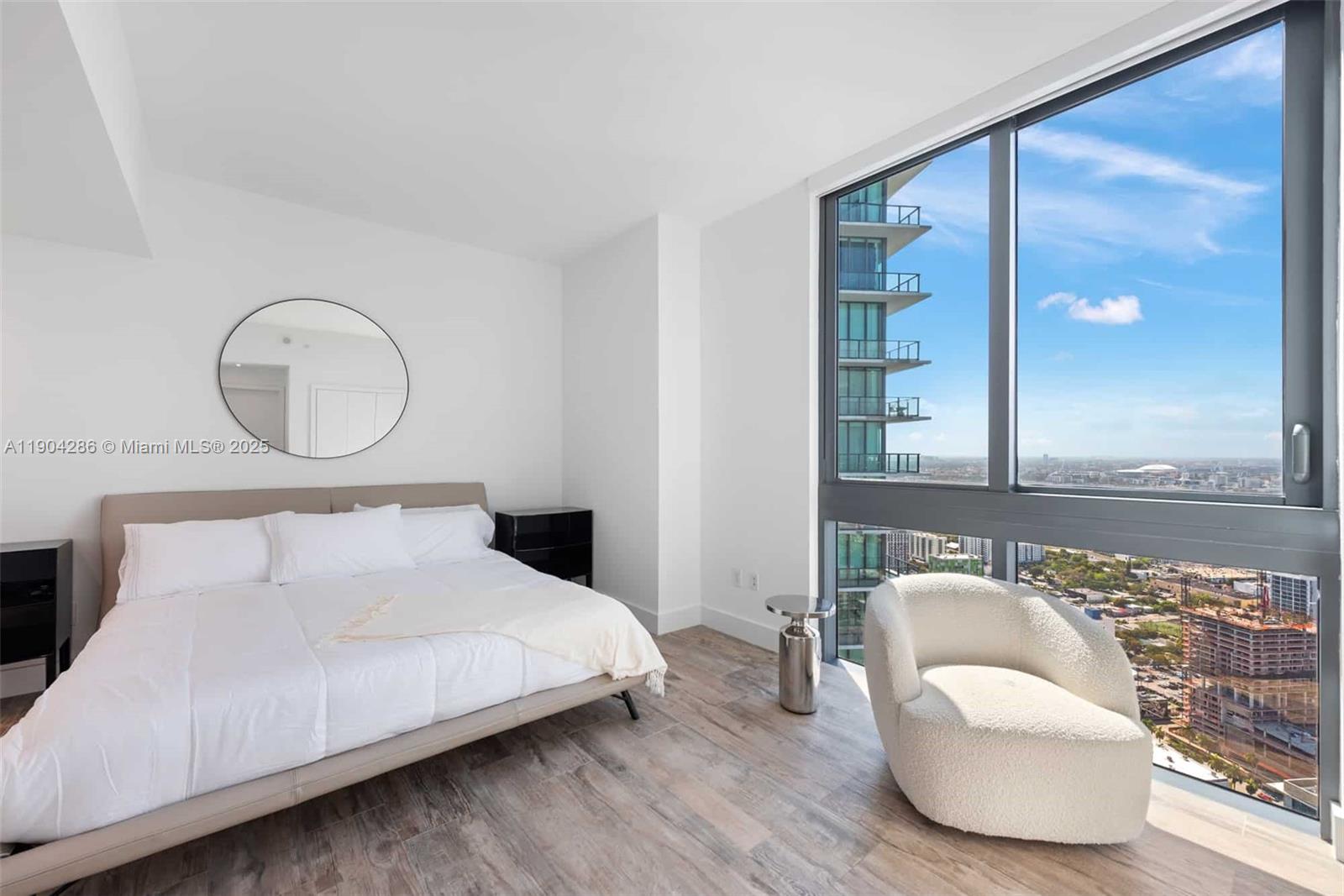 650 NE 32nd St Unit: PH5201