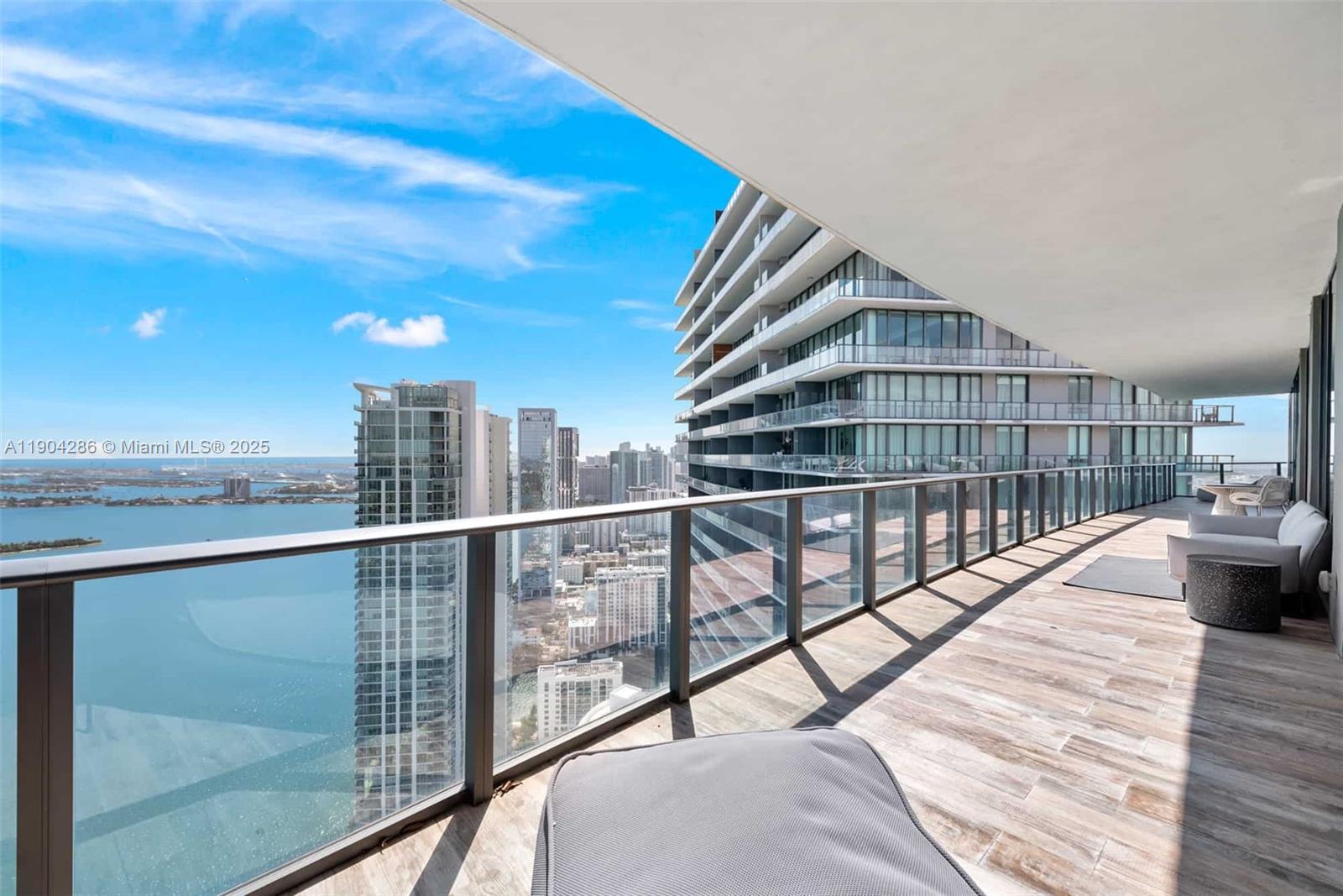 650 NE 32nd St Unit: PH5201