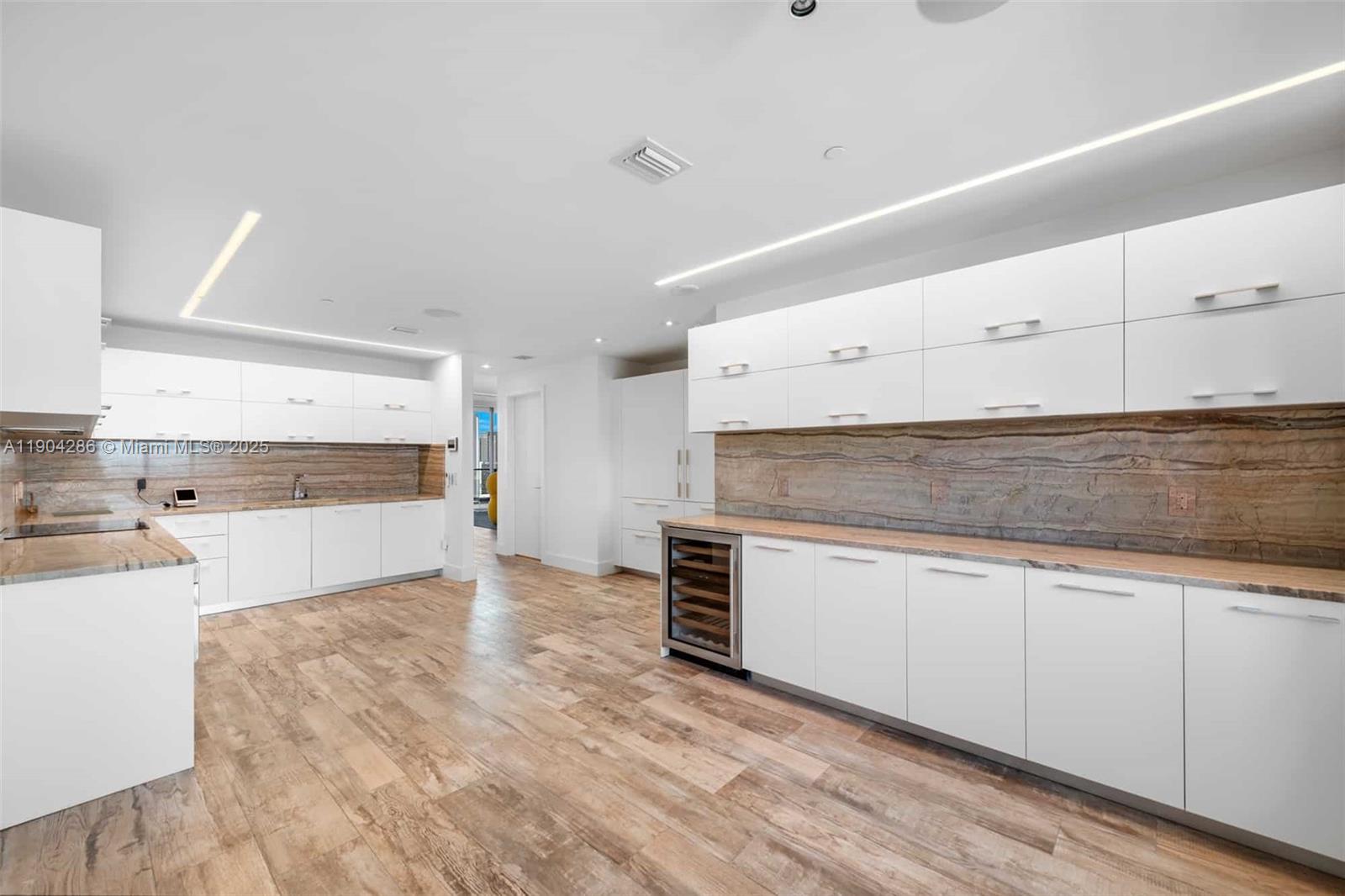 650 NE 32nd St Unit: PH5201