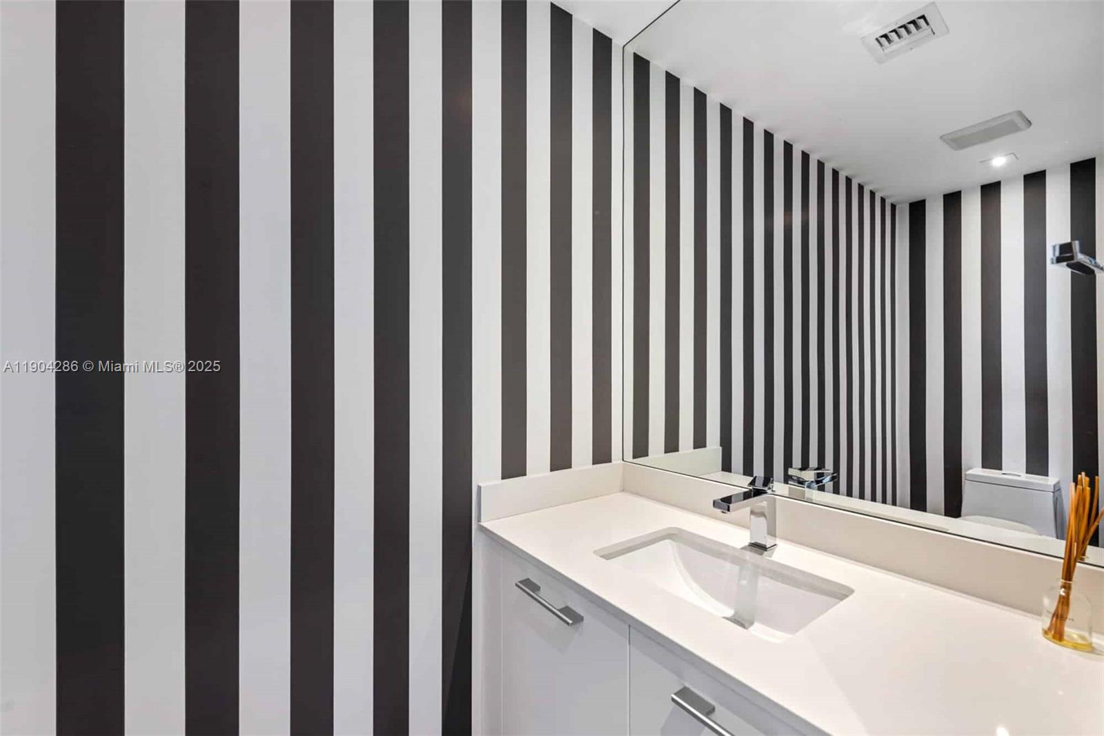 650 NE 32nd St Unit: PH5201