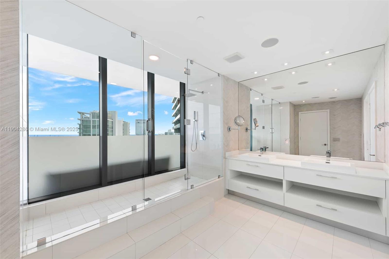 650 NE 32nd St Unit: PH5201