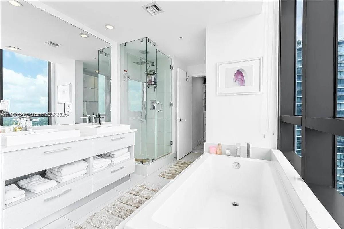 650 NE 32nd St # 3808