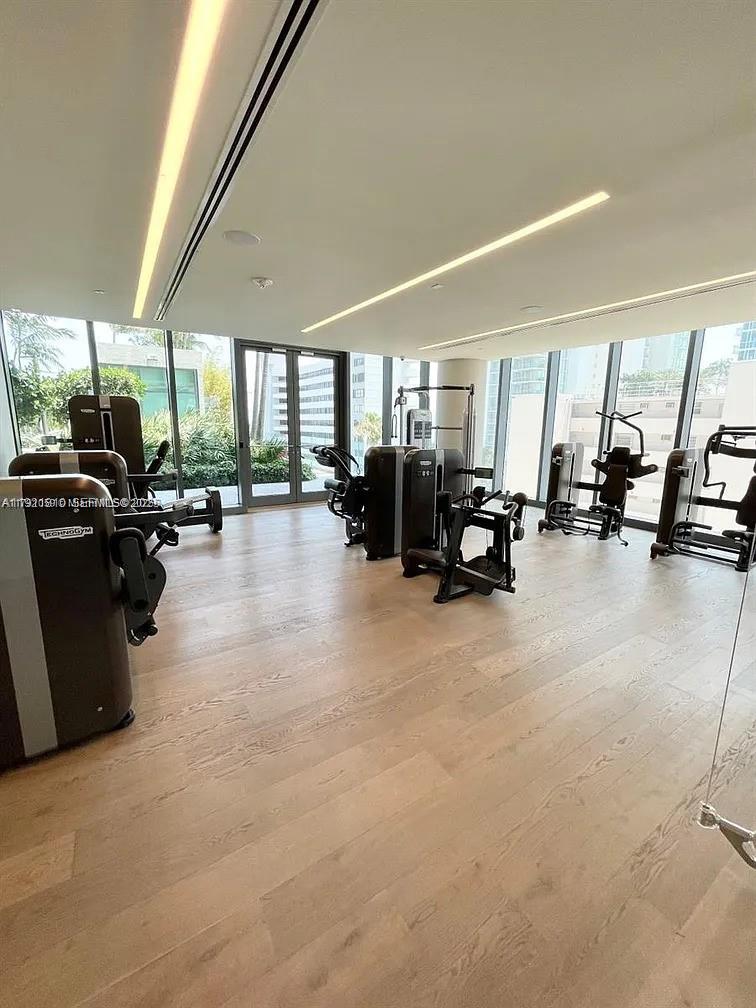 650 NE 32nd St # 3808