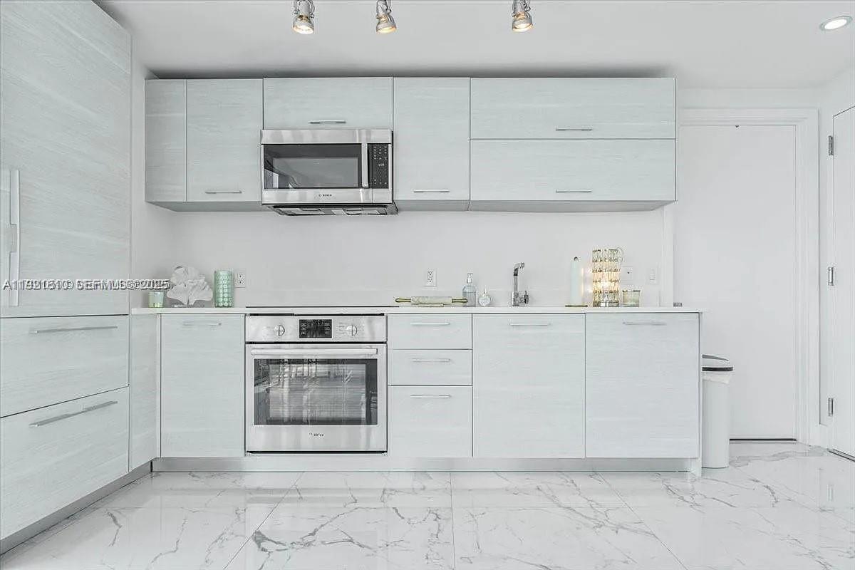 650 NE 32nd St # 3808