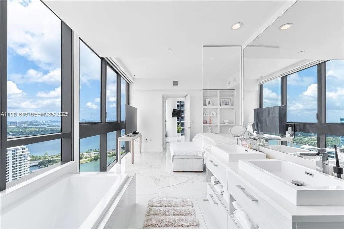 650 NE 32nd St # 3808