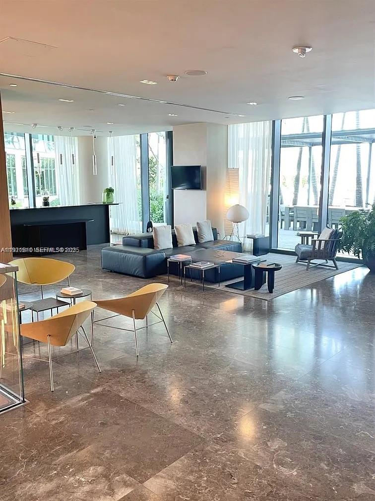 650 NE 32nd St # 3808