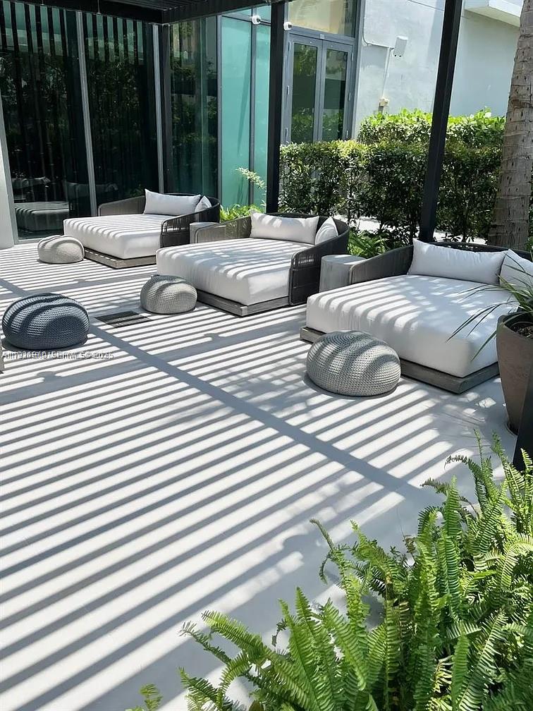 650 NE 32nd St # 3808