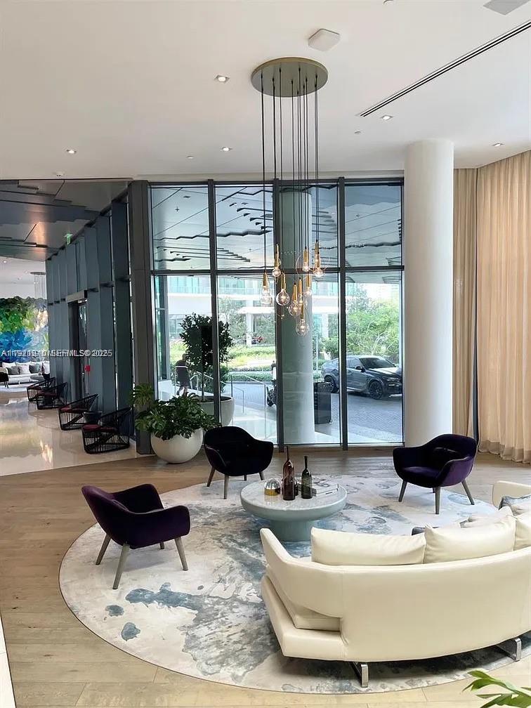 650 NE 32nd St # 3808