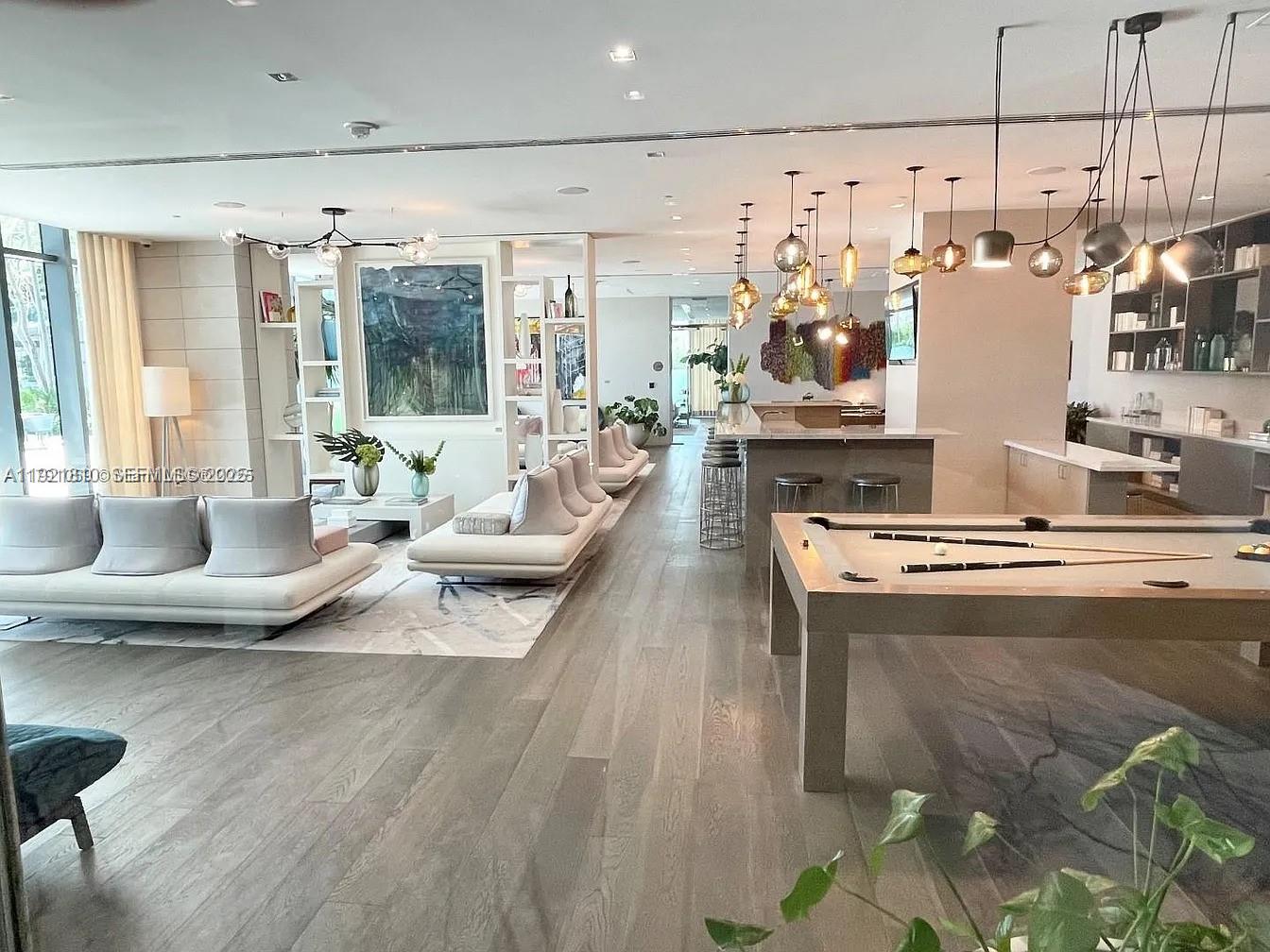 650 NE 32nd St # 3808