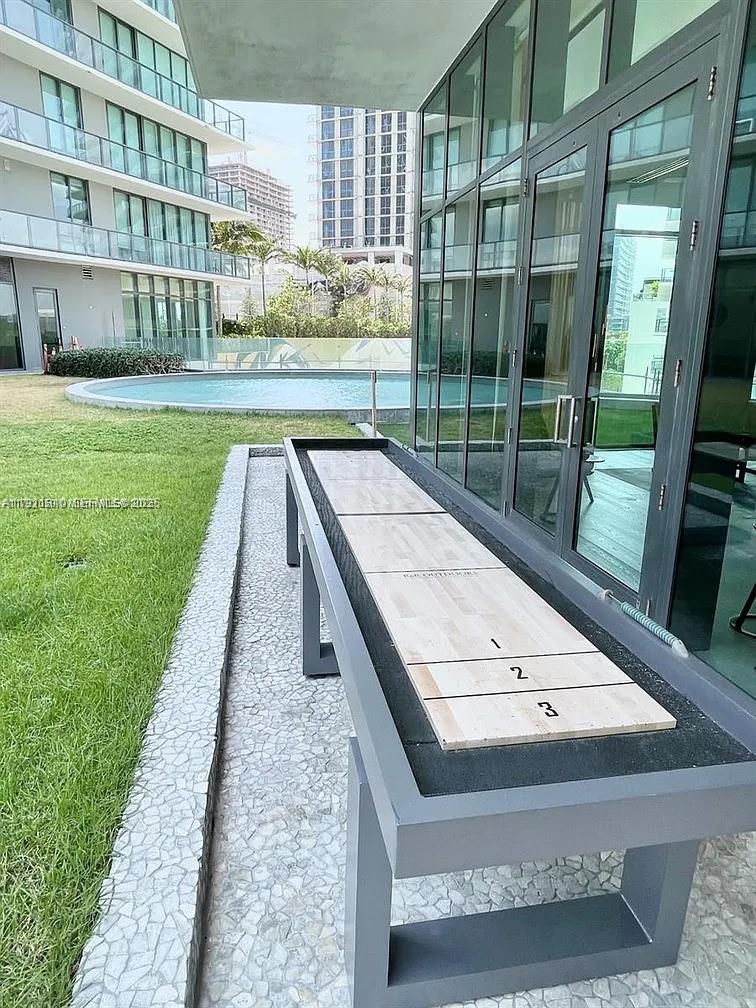 650 NE 32nd St # 3808