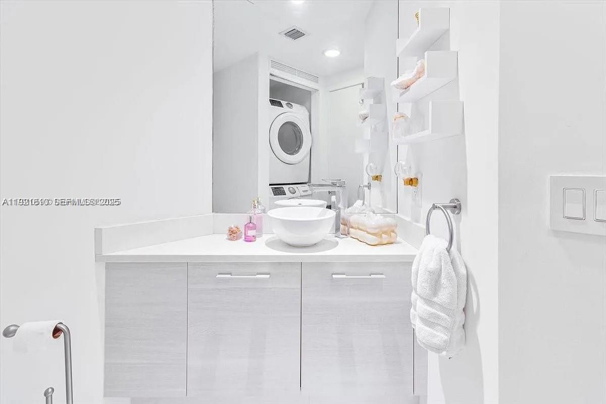 650 NE 32nd St # 3808