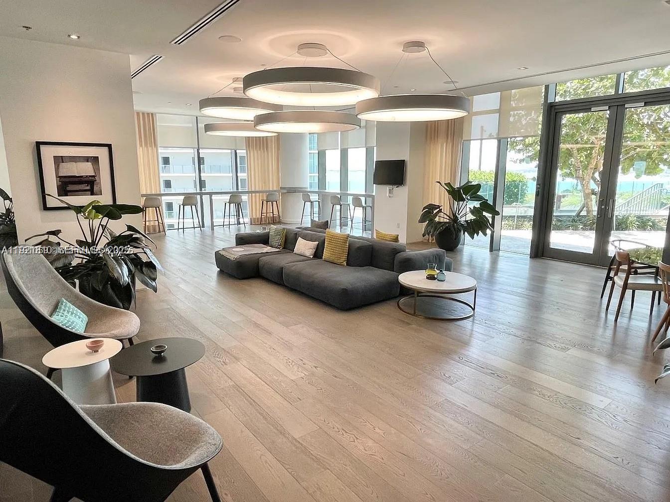 650 NE 32nd St # 3808