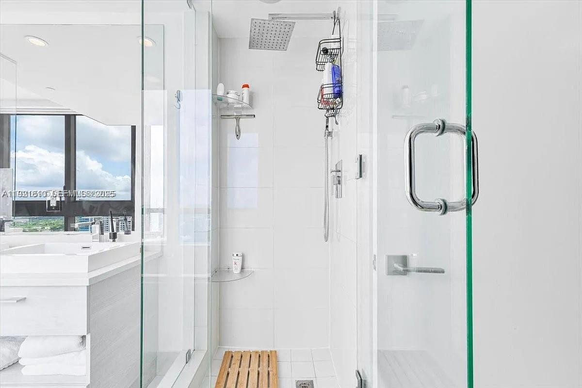 650 NE 32nd St # 3808